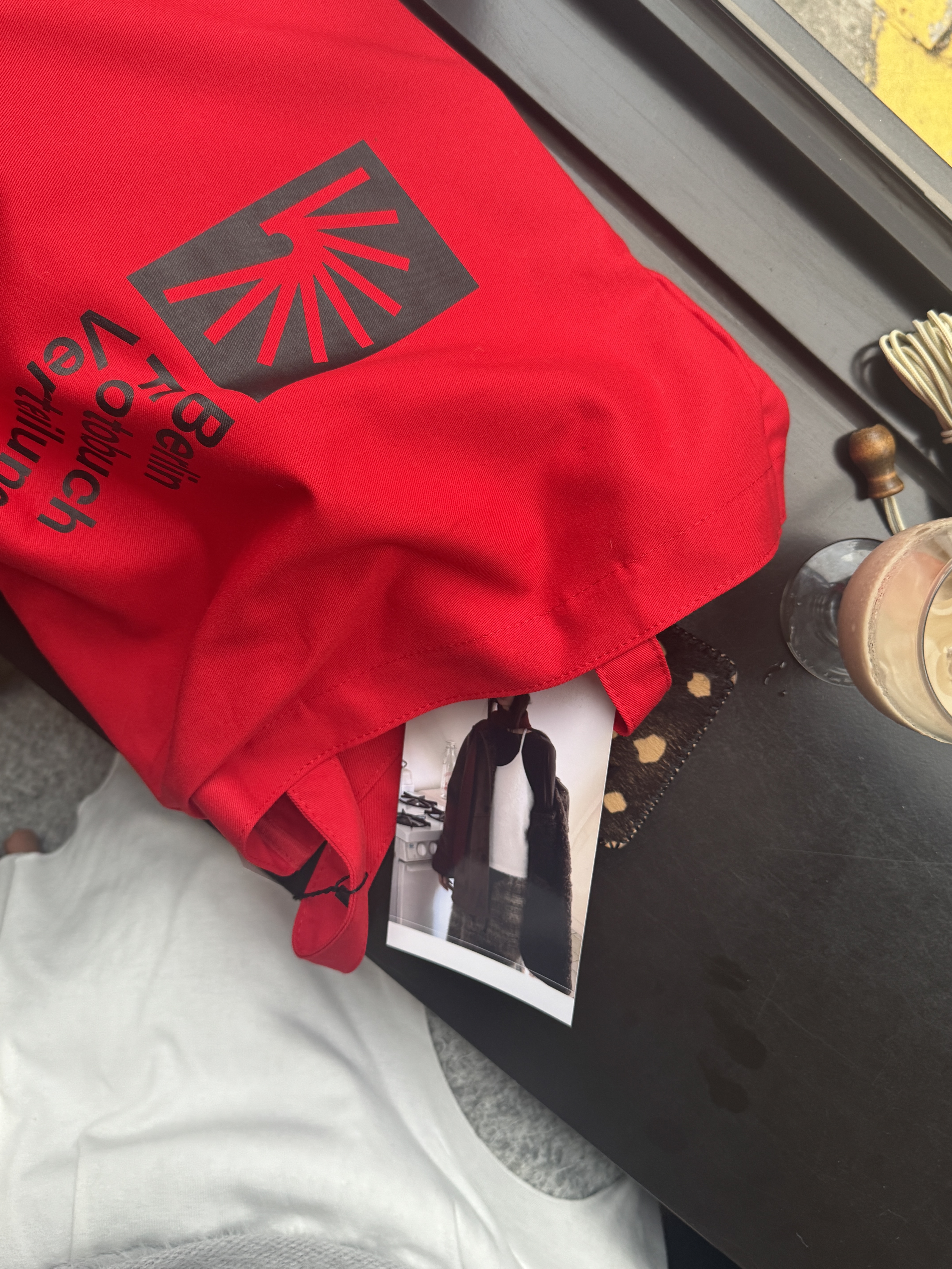 Berlin Photobook Distribution 002 Bag Red, Dr. Martens 1461 Bex Crazy Horse Dark Brown 착용 스타일 - 3