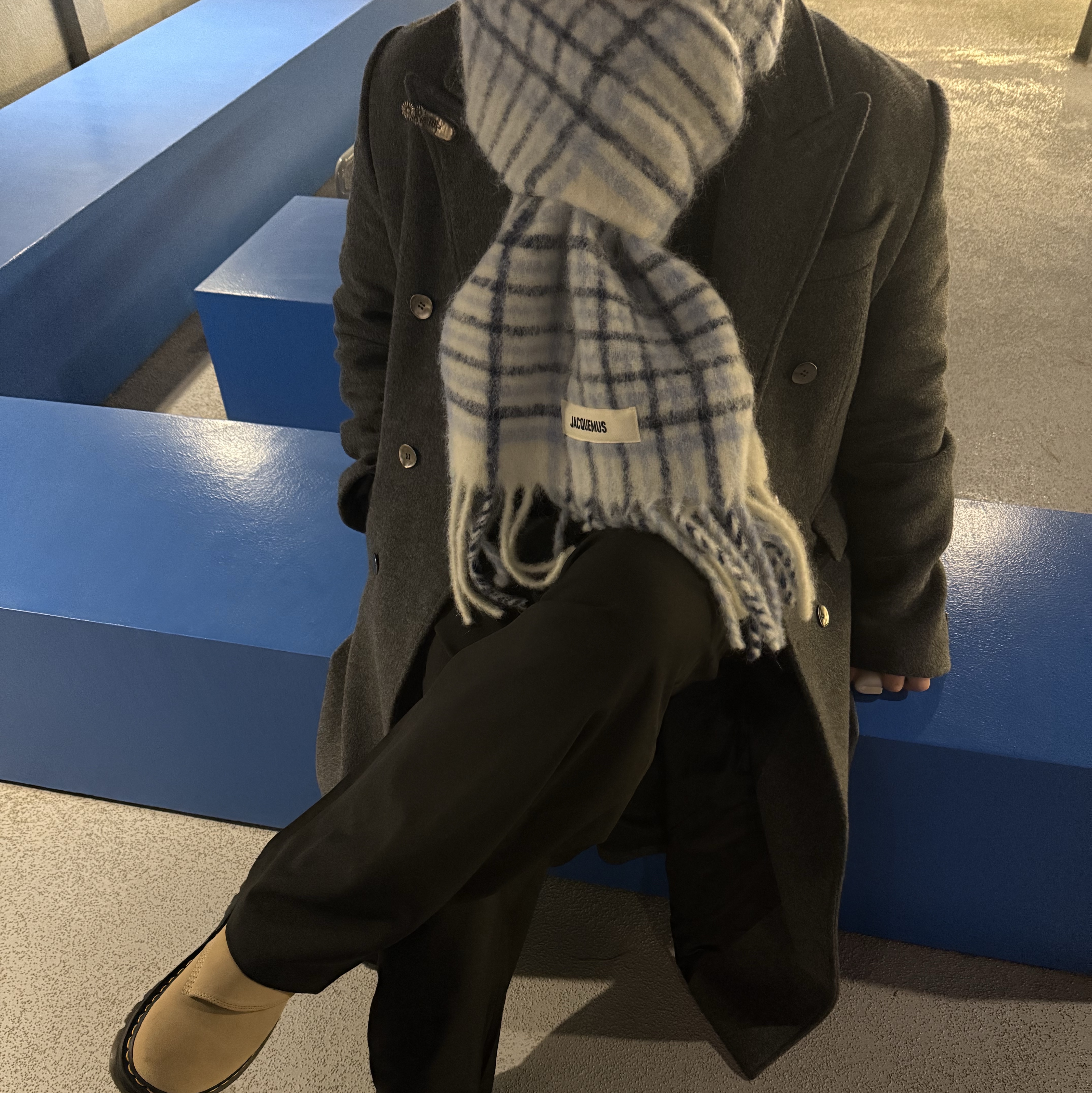 Jacquemus L’echarpe Carro Le Chouchou Jacquard Check Muffler Light Blue 착용 스타일 - 2