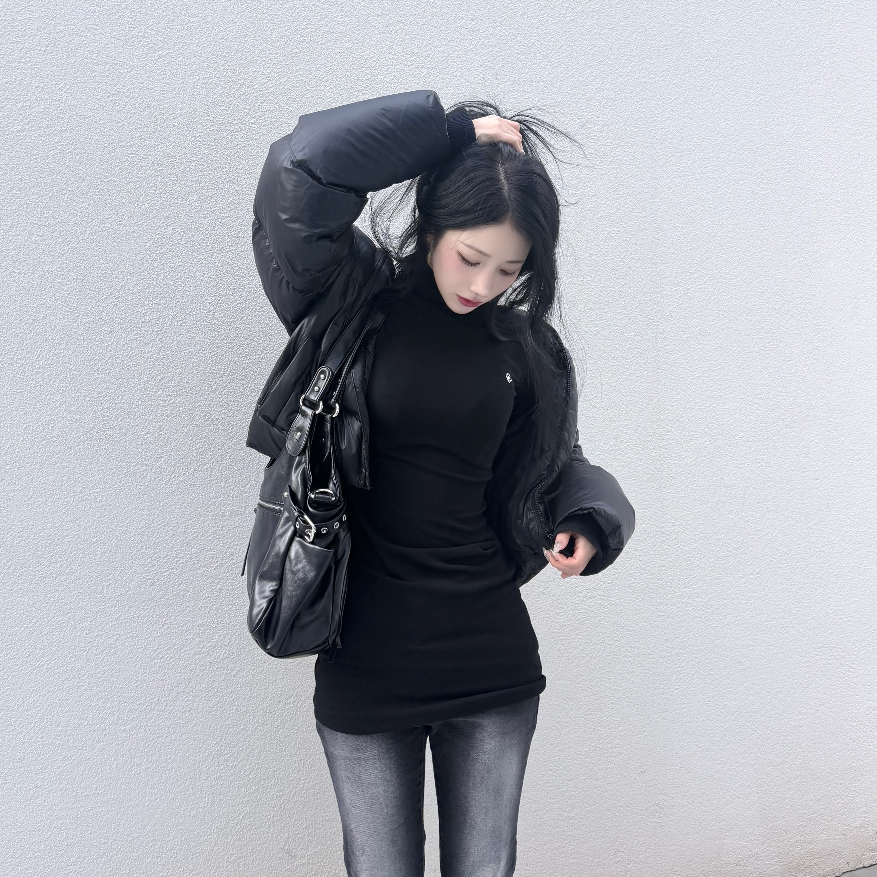 DAUSPICE Turtleneck Mini Dress Black 착용 스타일 - 2