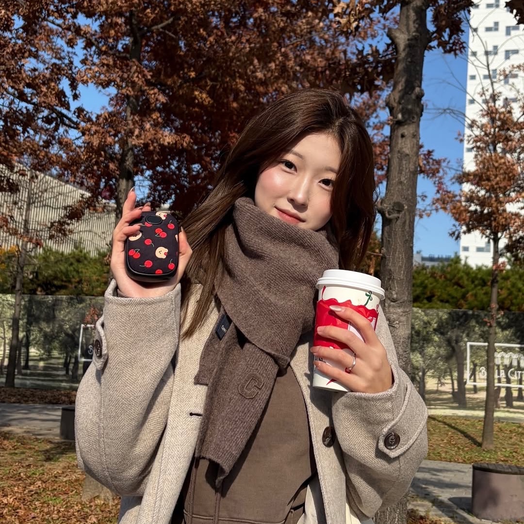 earpearp Cherry Covy Black Hand Warmer Power Bank 착용 스타일