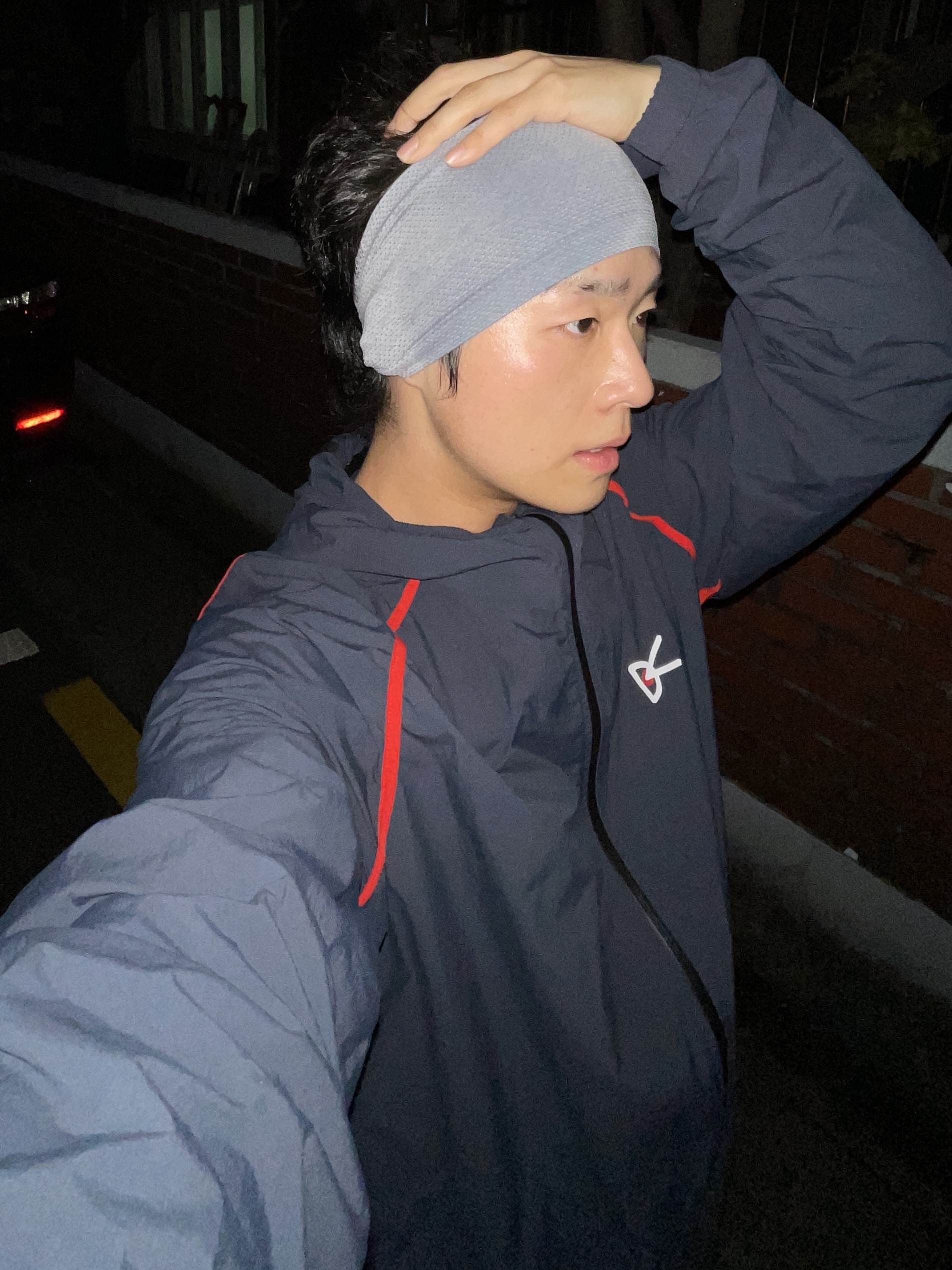 Oakley EVZero Path Matte White Frame Clear To Black Iridium Photochromic Lenses Low Bridge Fit 착용 스타일 - 1