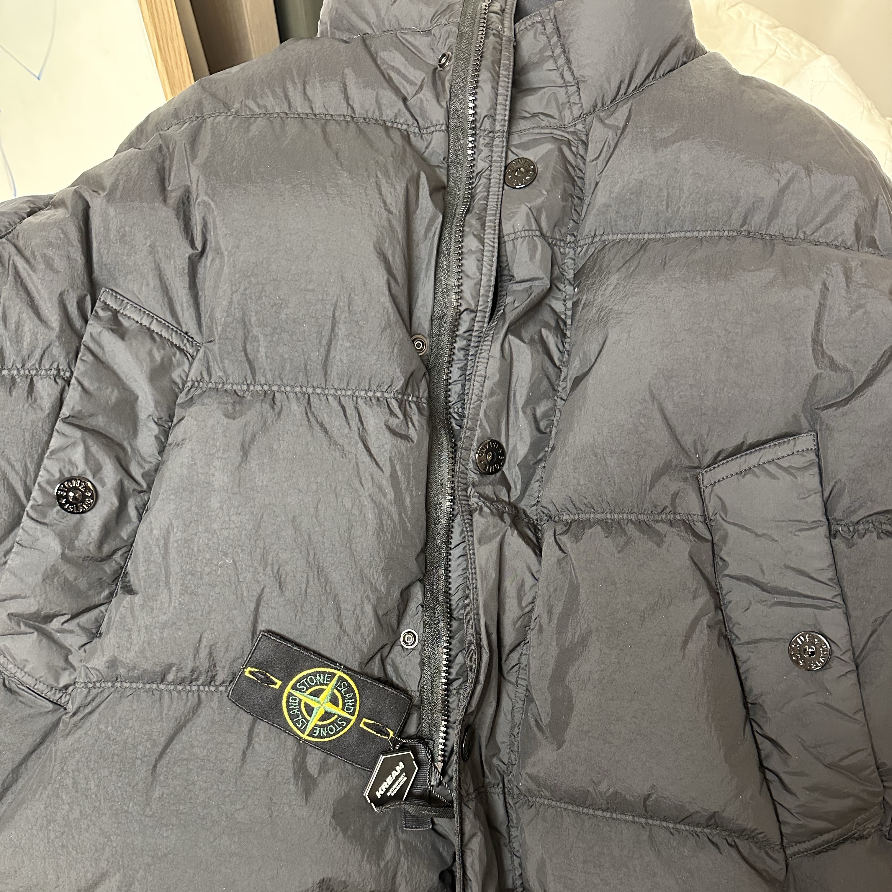 Stone Island 4100010 Crinkle Reps NY Recycled Nylon Down Jacket with Wind Resistant Black - 25FW 착용 스타일