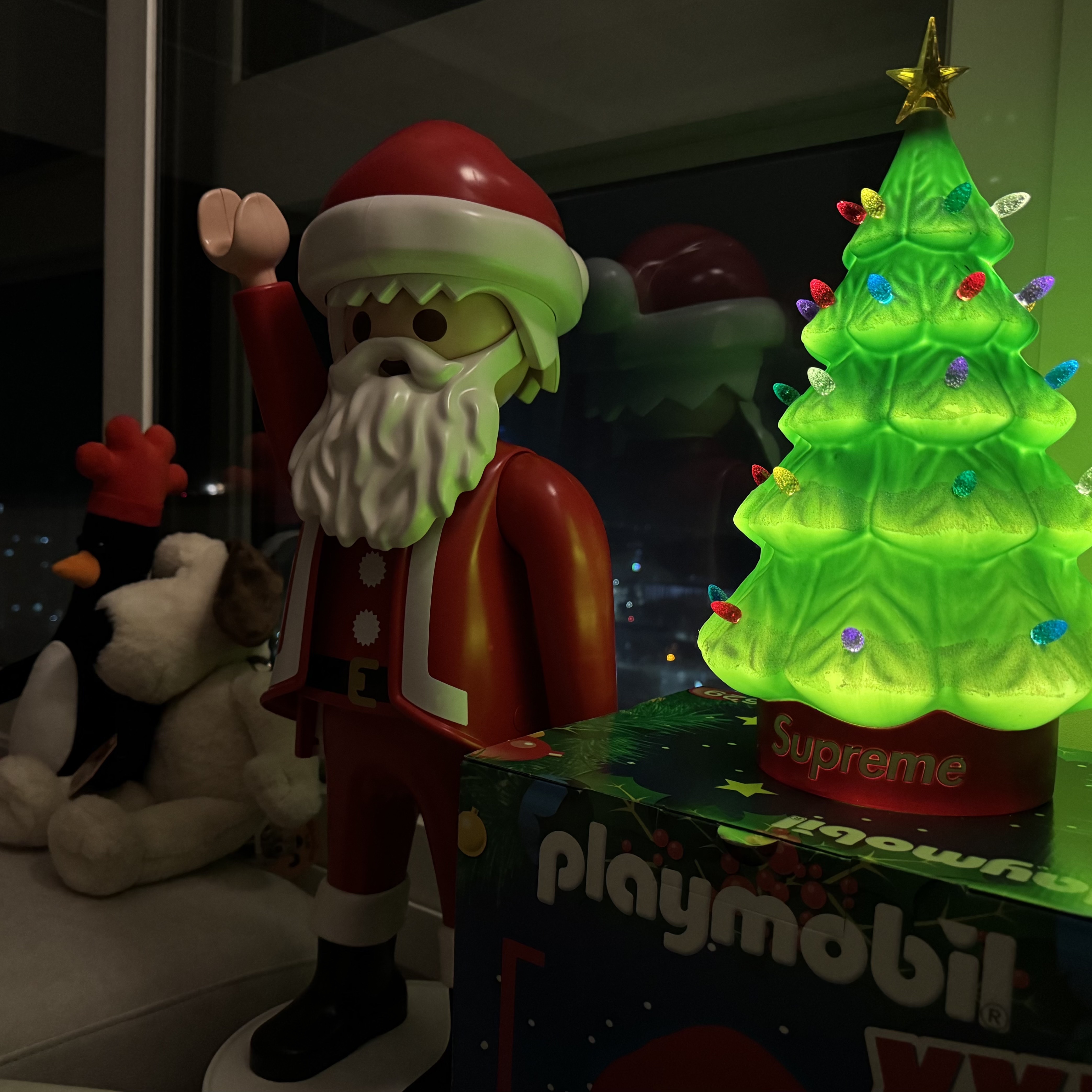 Supreme 15" Holiday Tree Green - 25FW, Starbucks x Helinox Side Table Ivory 착용 스타일 - 1