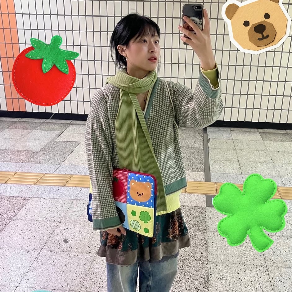 earpearp Veggie Color Block Laptop Pouch 15 Inch, earpearp Veggie Color Block iPad Pouch 13 Inch 착용 스타일 - 1