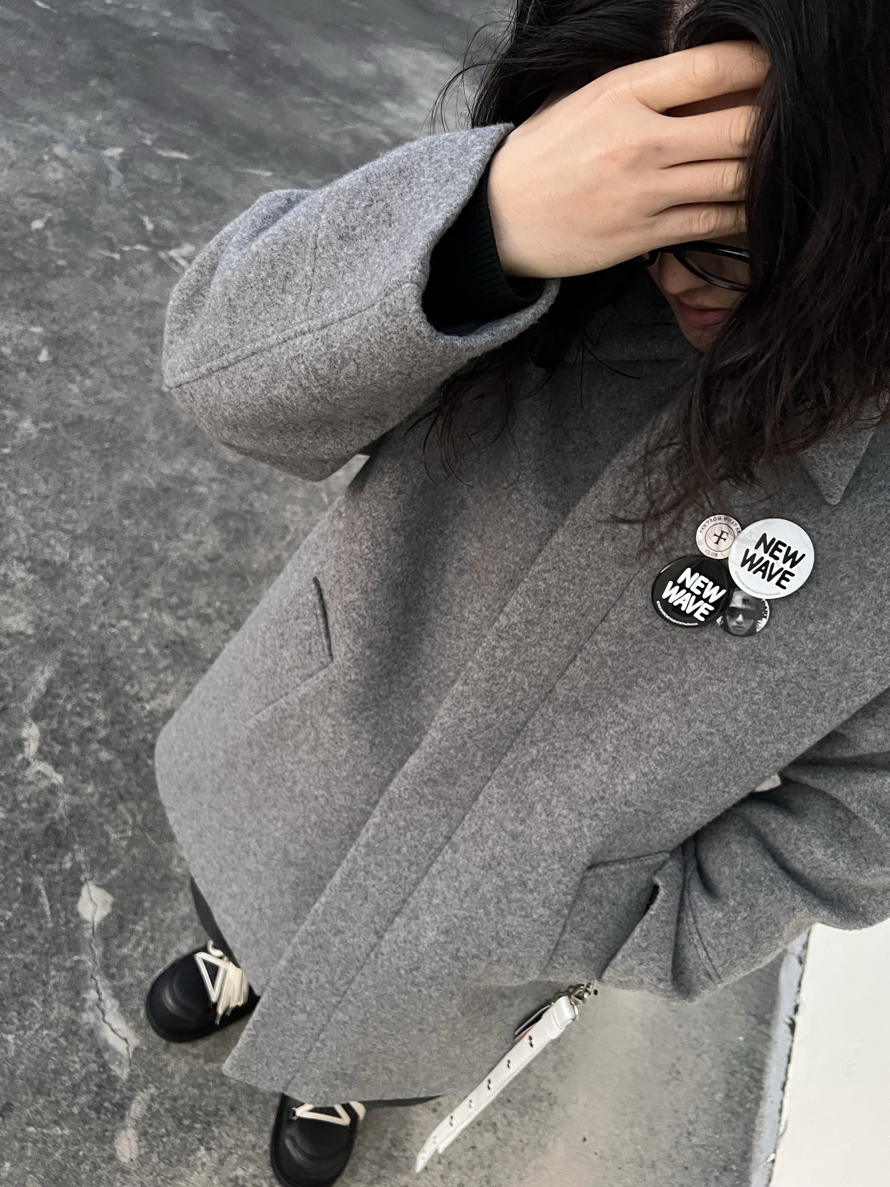 Farfromwhat Far Pin Button & Safety Pin 착용 스타일 - 4