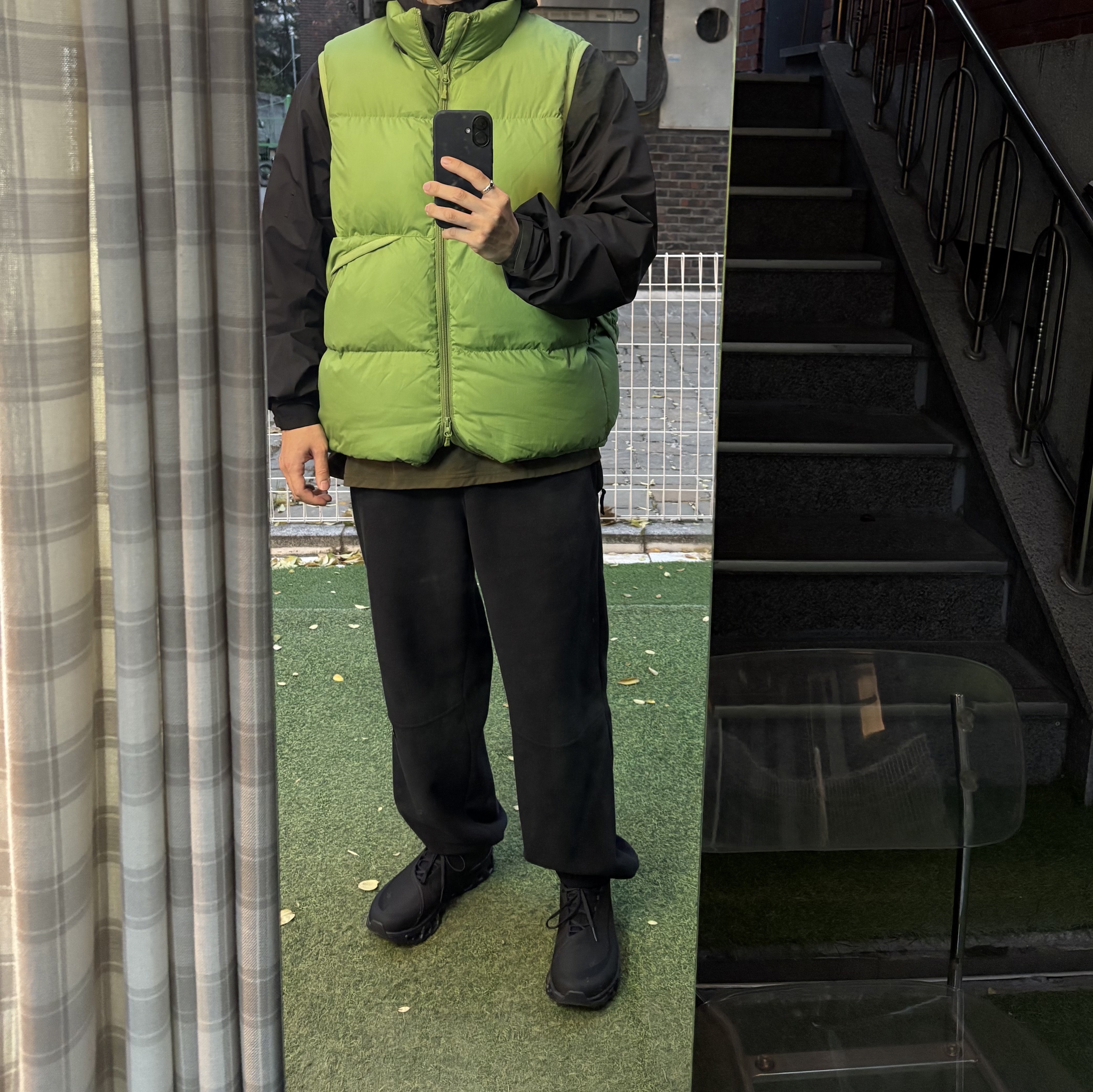 Arc'teryx Beta Jacket Black, On Running x Post Archive Faction (Paf) Cloudmonster 2 Black Magnet 착용 스타일