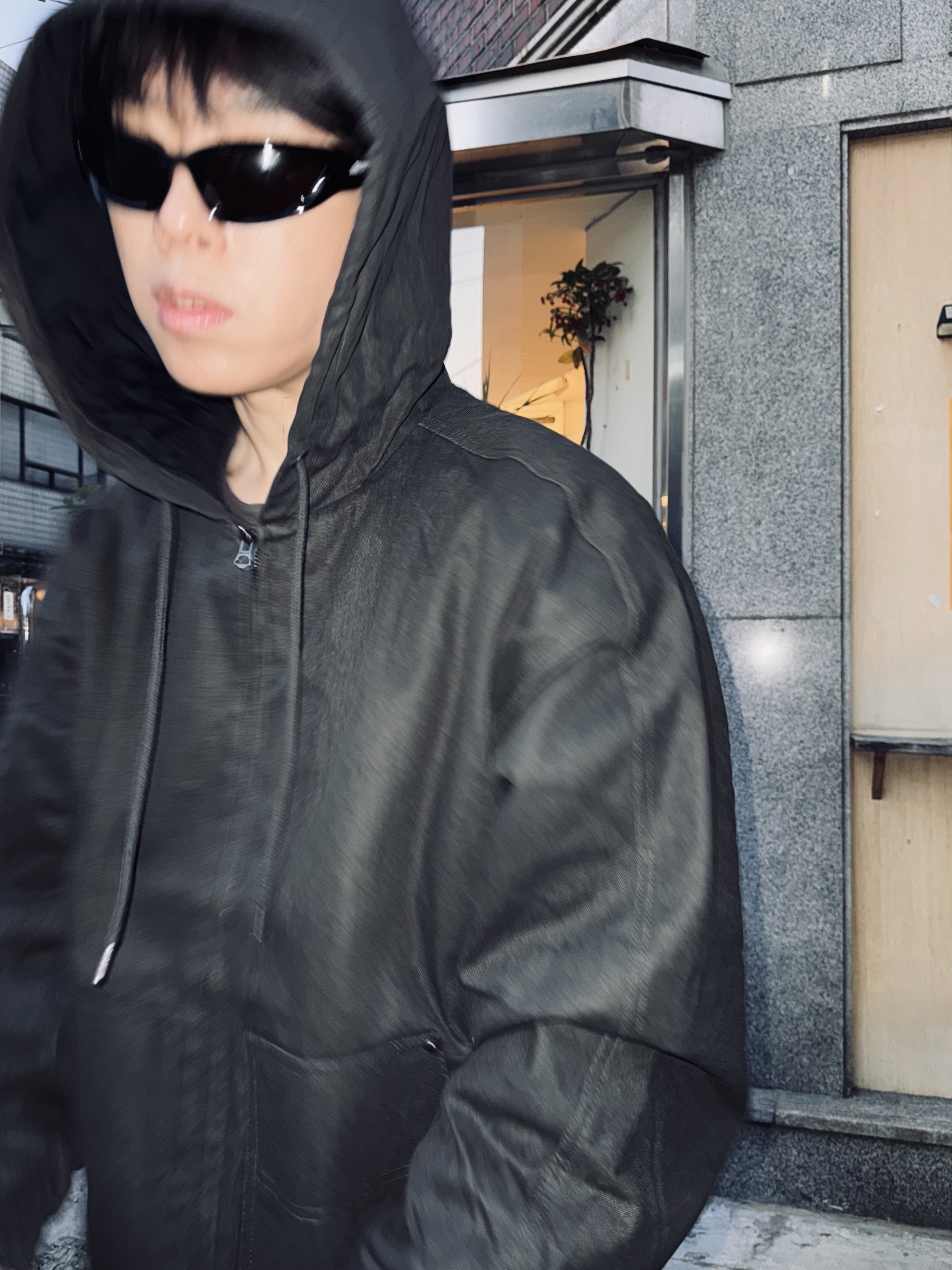 Balenciaga Swift Oval Sunglasses Black, Nonnod Double Knee Cover Pants Vintage Beige 착용 스타일 - 1