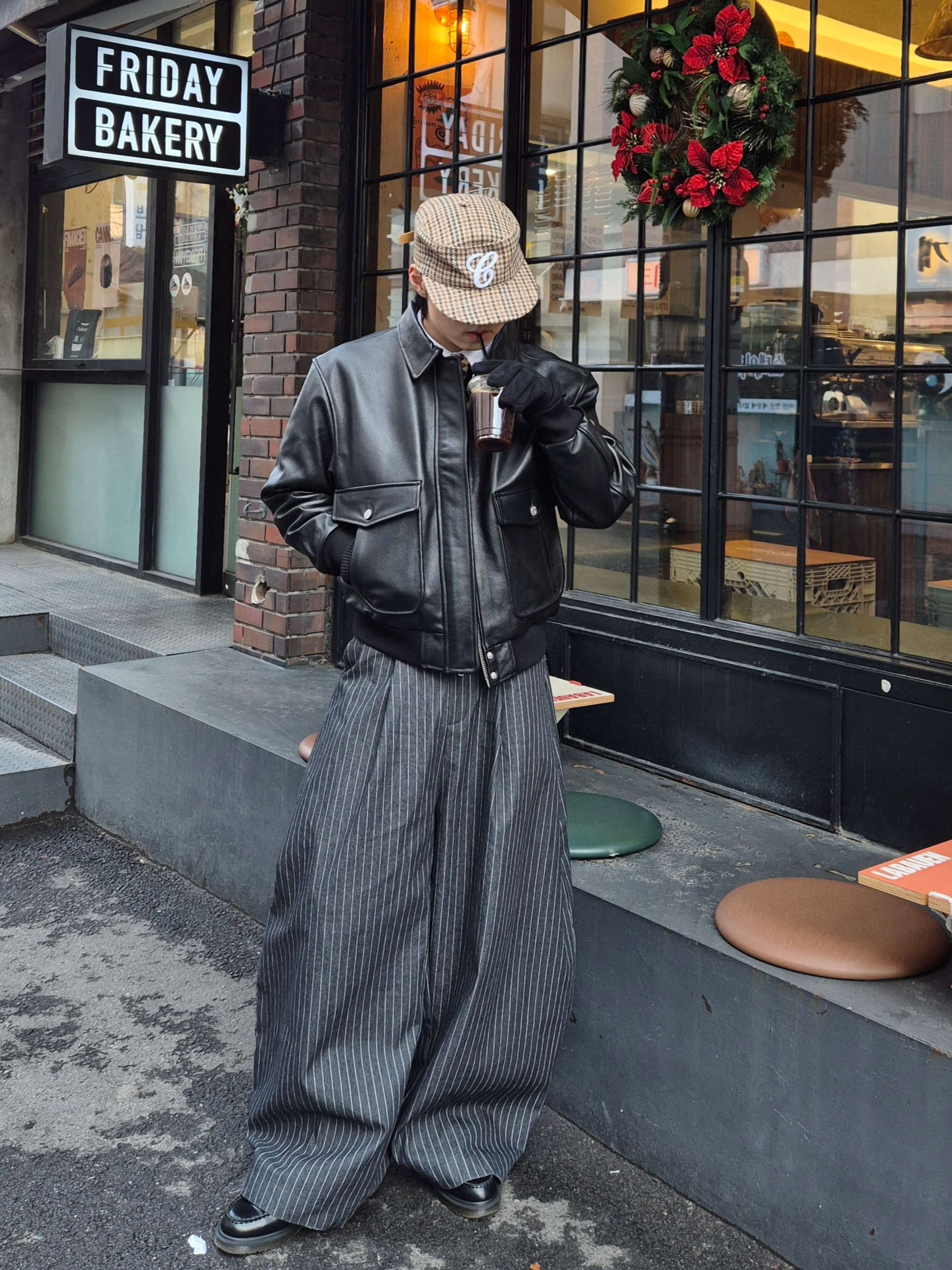 Dr. Martens Adrian Smooth Black 착용 스타일 - 6