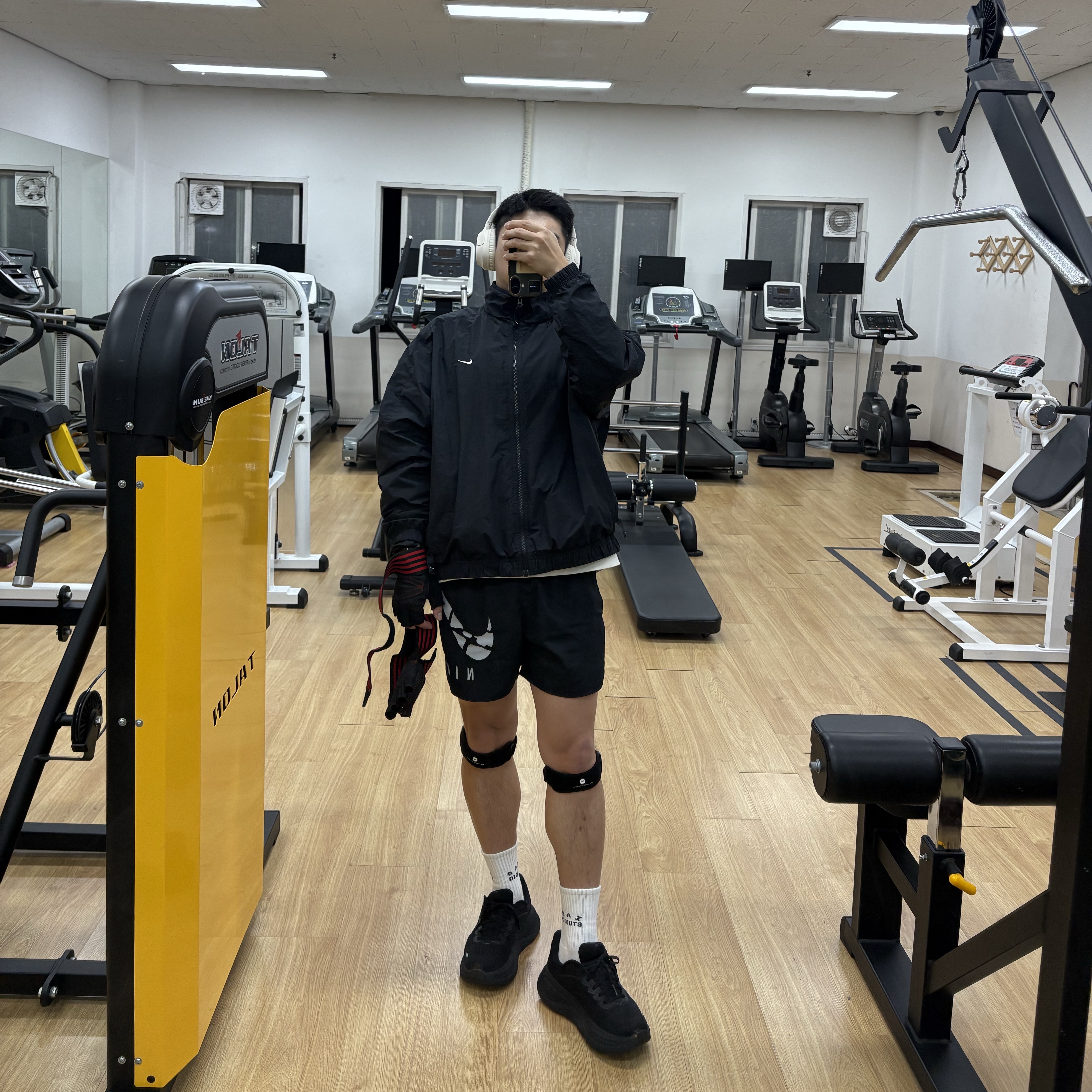 Nike NRG Solo Swoosh Woven Track Jacket Black - Asia, IAB Studio Socks White (5 Pack) 착용 스타일