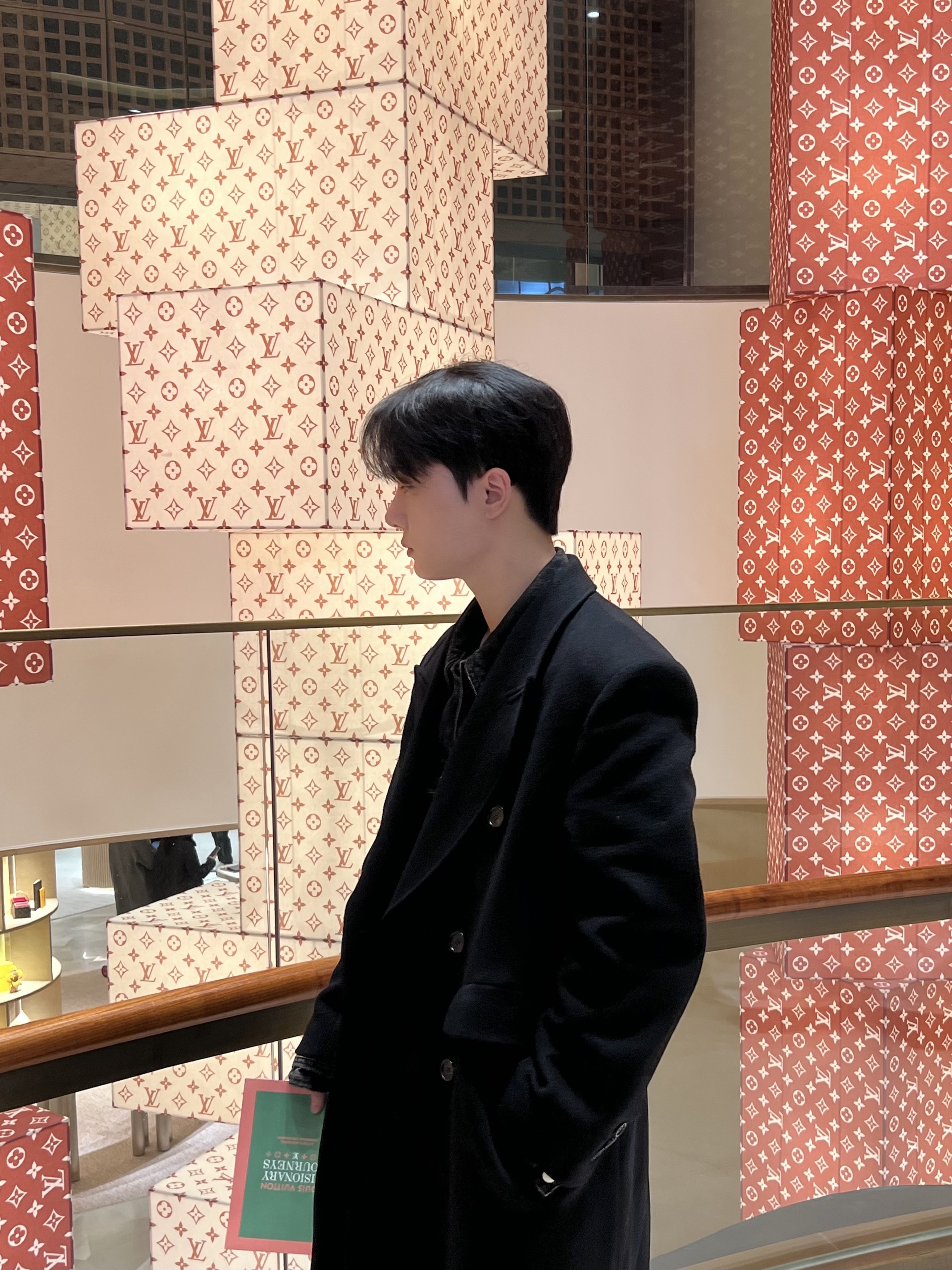 Tonywack Wool and Cashmere Double-Breasted Coat Black 착용 스타일