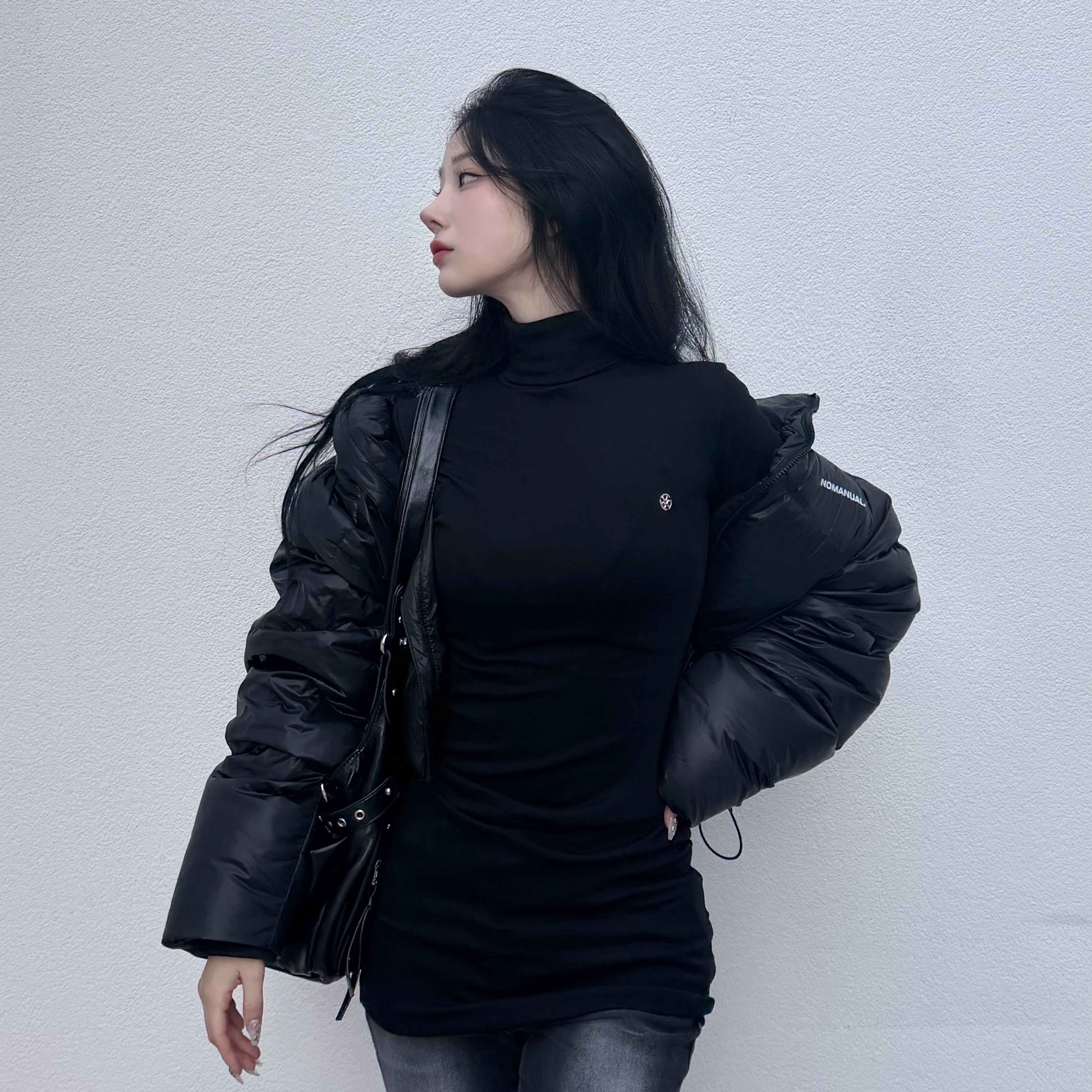 DAUSPICE Turtleneck Mini Dress Black 착용 스타일 - 1