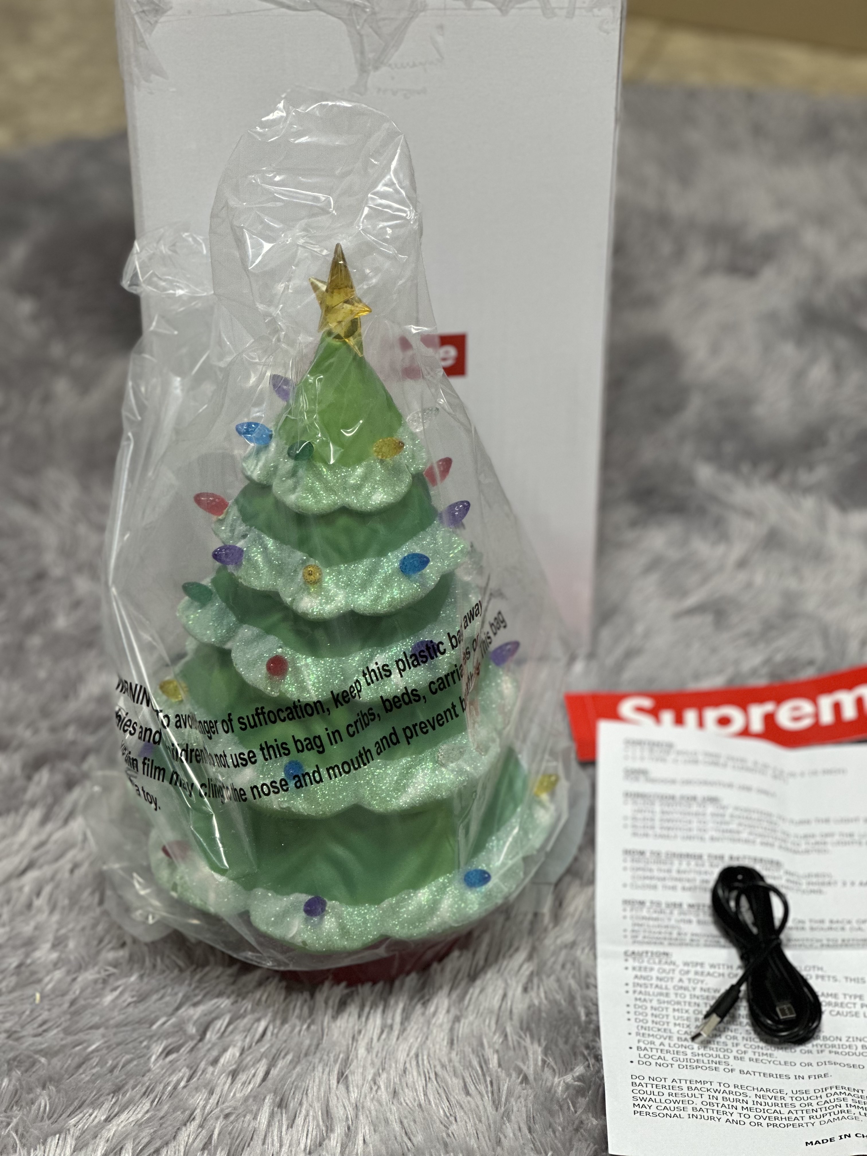 Supreme 15" Holiday Tree Green - 25FW 착용 스타일 - 1