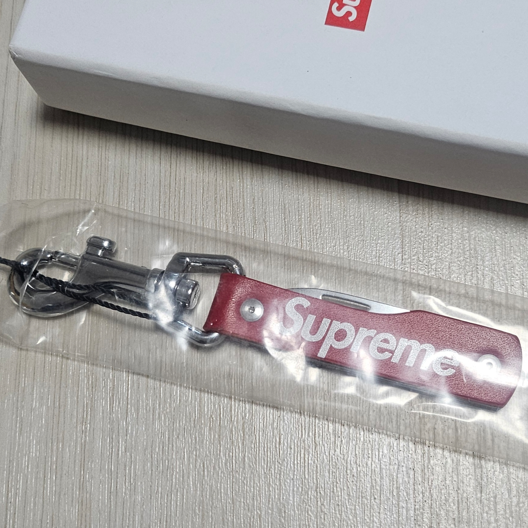 Supreme Leather Clip Knife Red - 25SS 착용 스타일 - 1