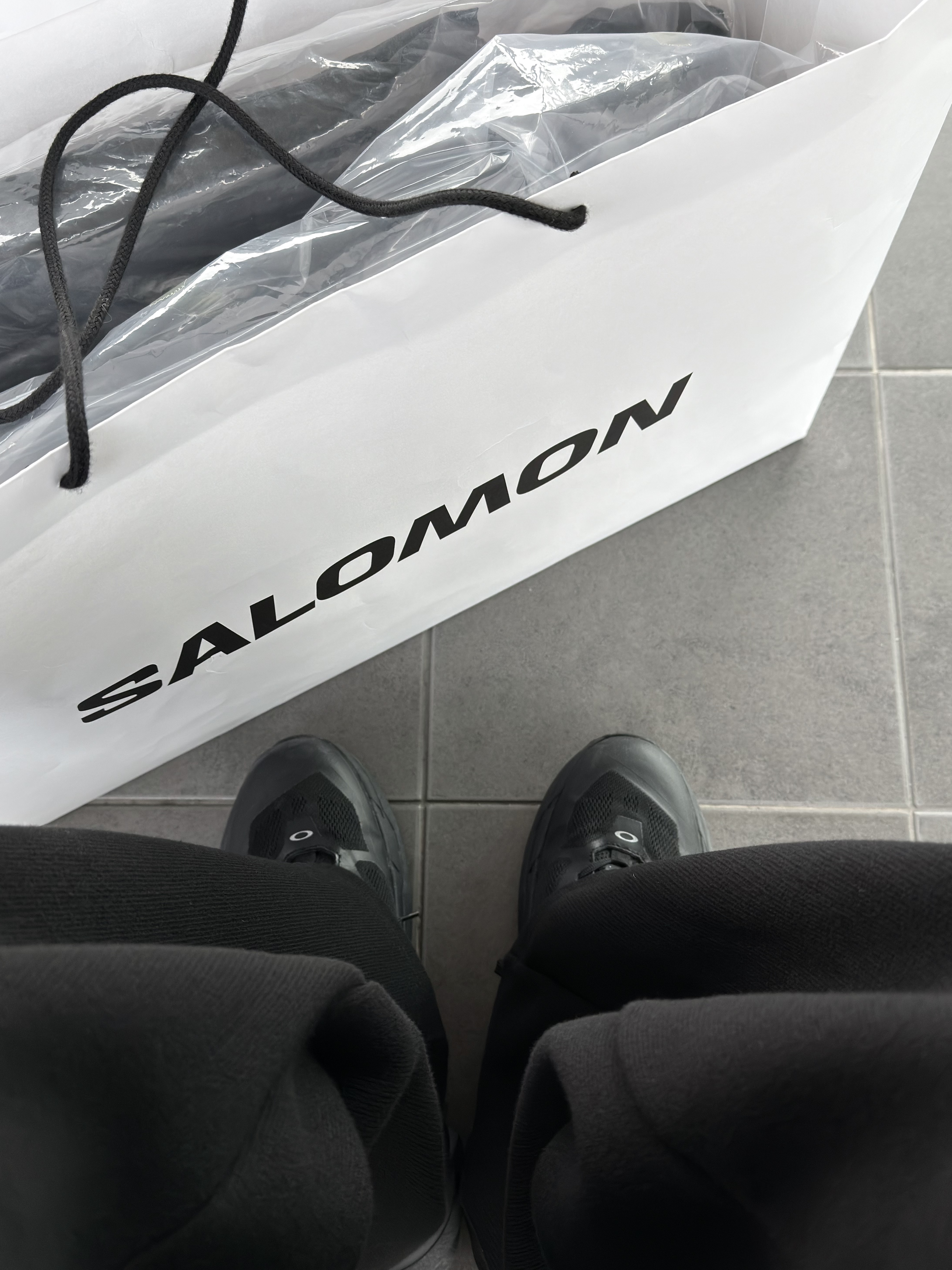 Salomon Contour Down Jacket Black, Oakley Light Breathe Triple Black 착용 스타일 - 2