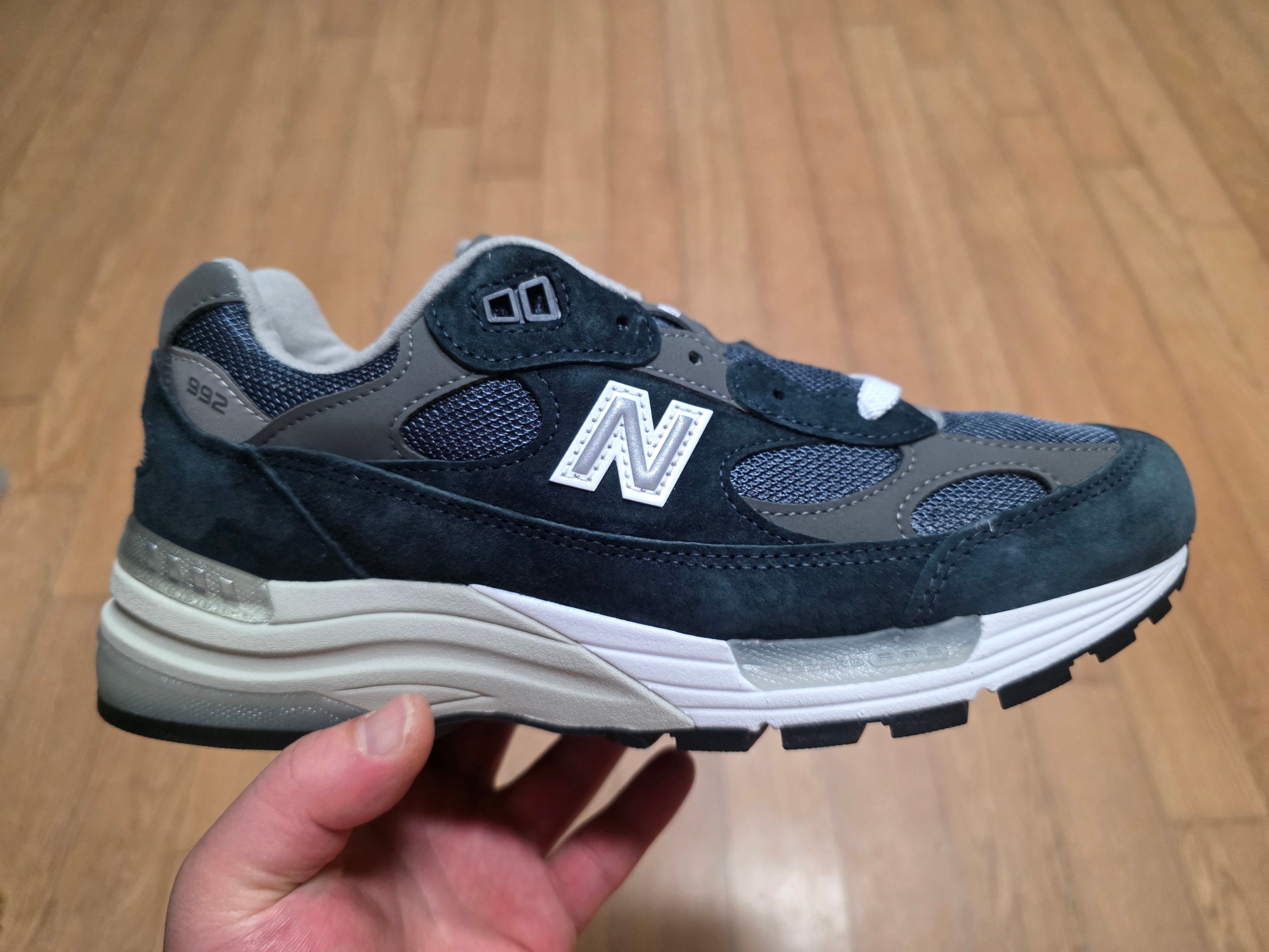New Balance 992 Made in USA Core Navy 착용 스타일 - 3