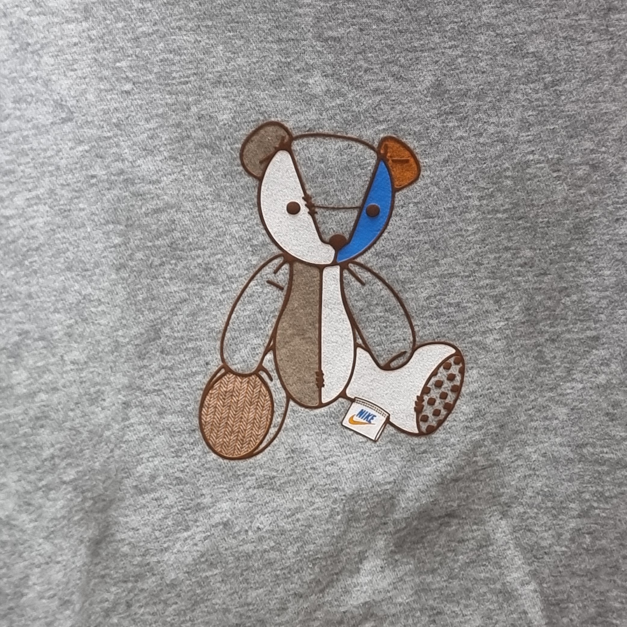 Nike NSW Crewneck Sweatshirt Bear Dark Grey Heather Pecan 착용 스타일