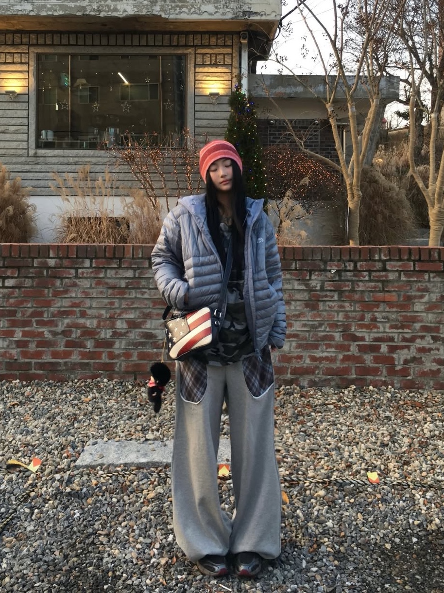SOMSOC Nova Check Sweat Pants Melange Grey 착용 스타일