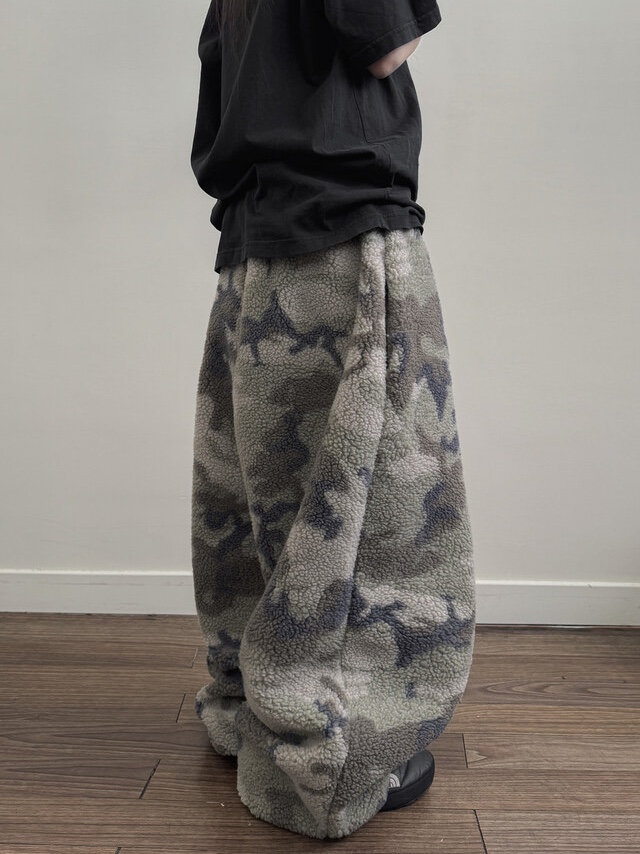 The North Face Nuptse Mule Black 착용 스타일 - 5