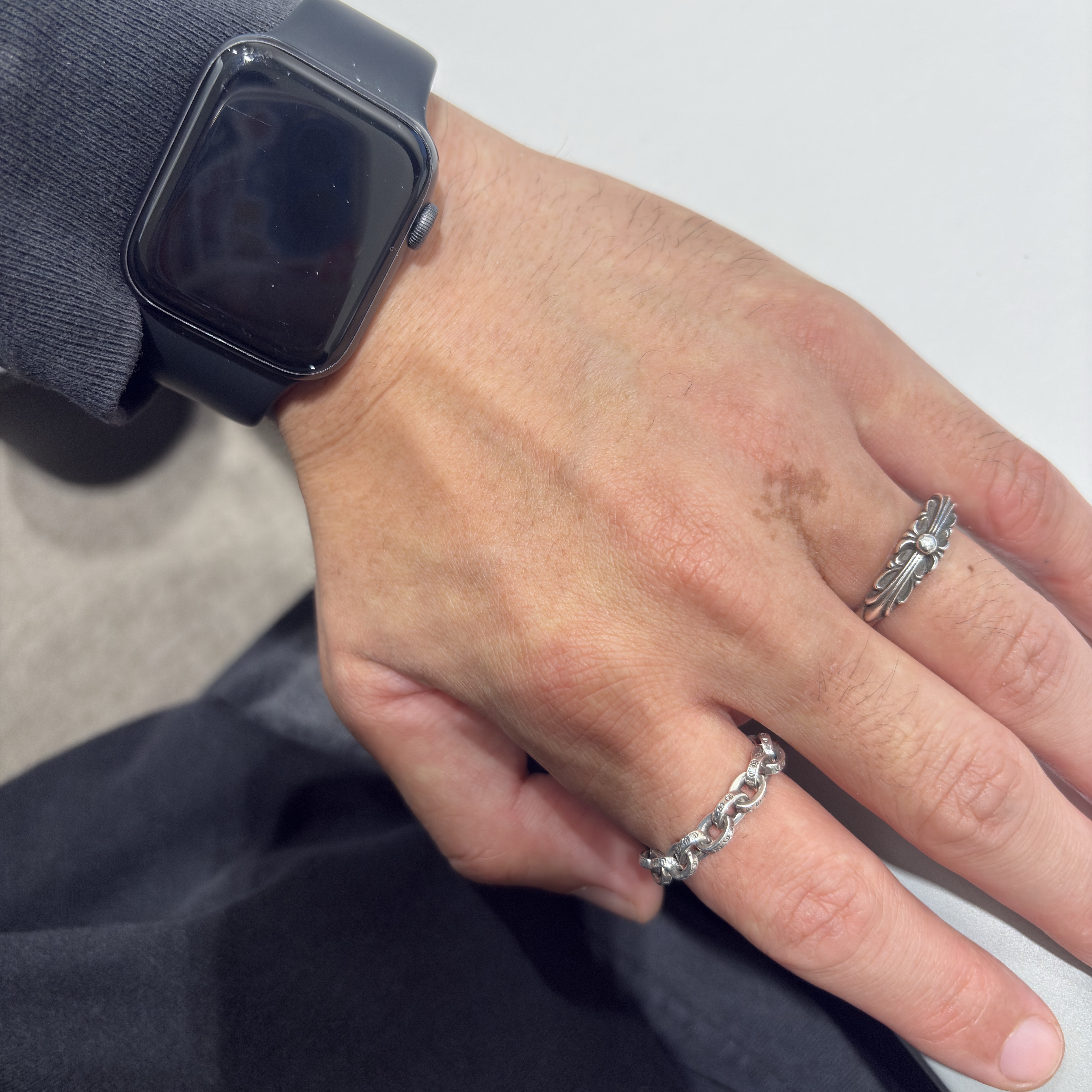 Apple Watch SE 2nd 44mm GPS Midnight Aluminium Case with Sport Band M/L Midnight (Korean Ver.) 착용 스타일