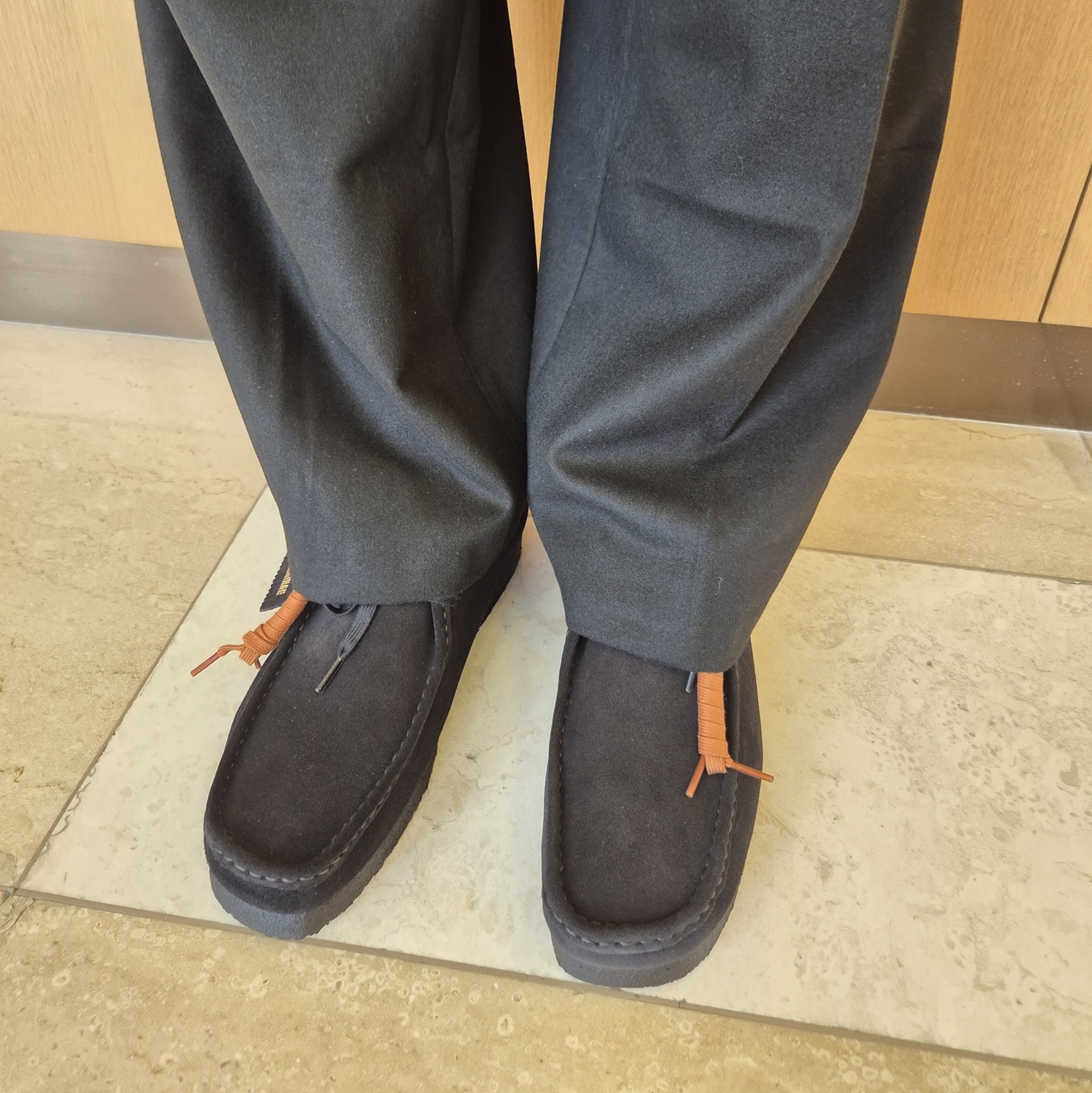 Clarks Wallabee Black Suede - 25FW 착용 스타일 - 1