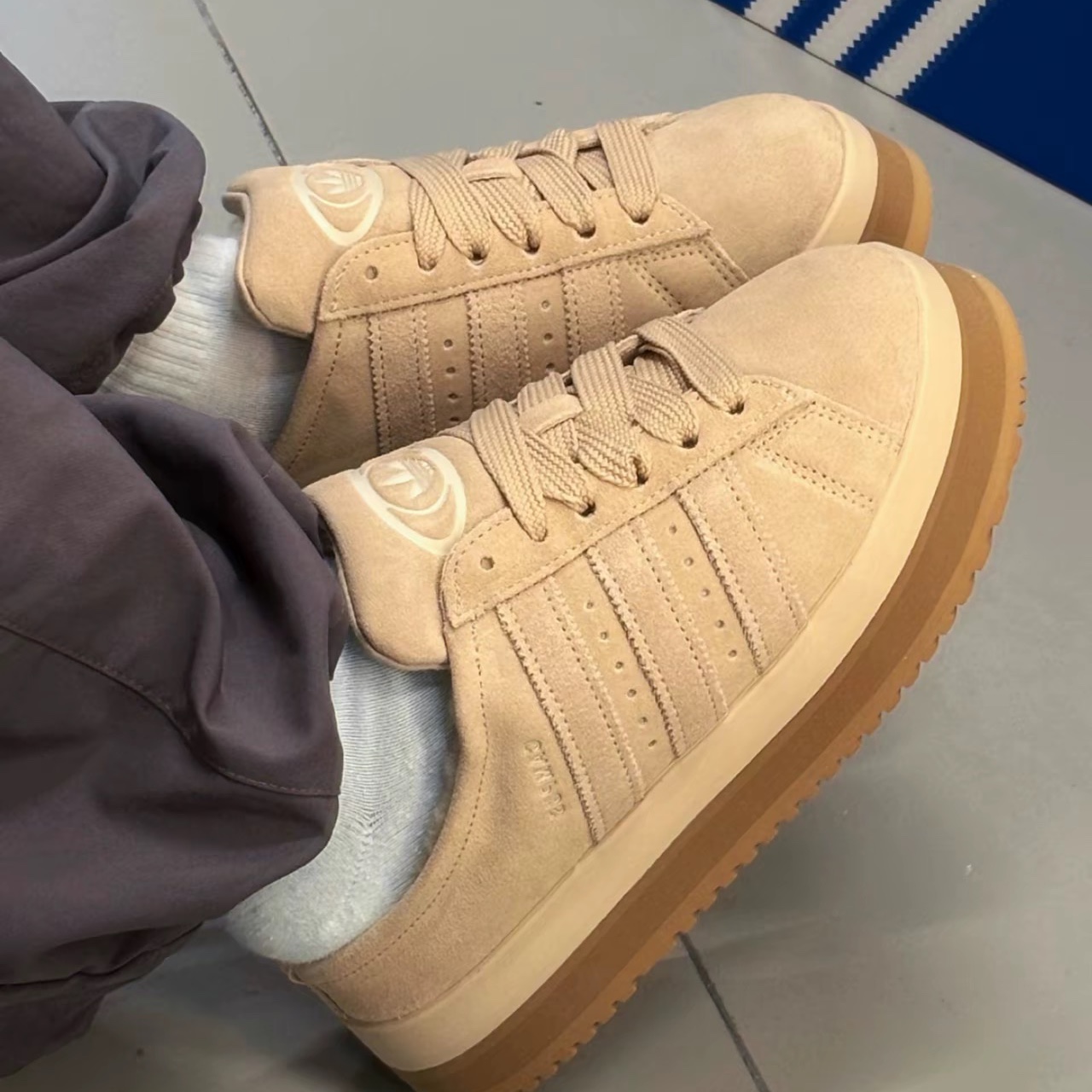 (W) Adidas Campus 00s WTR Lo Magic Beige Gum 착용 스타일 - 1