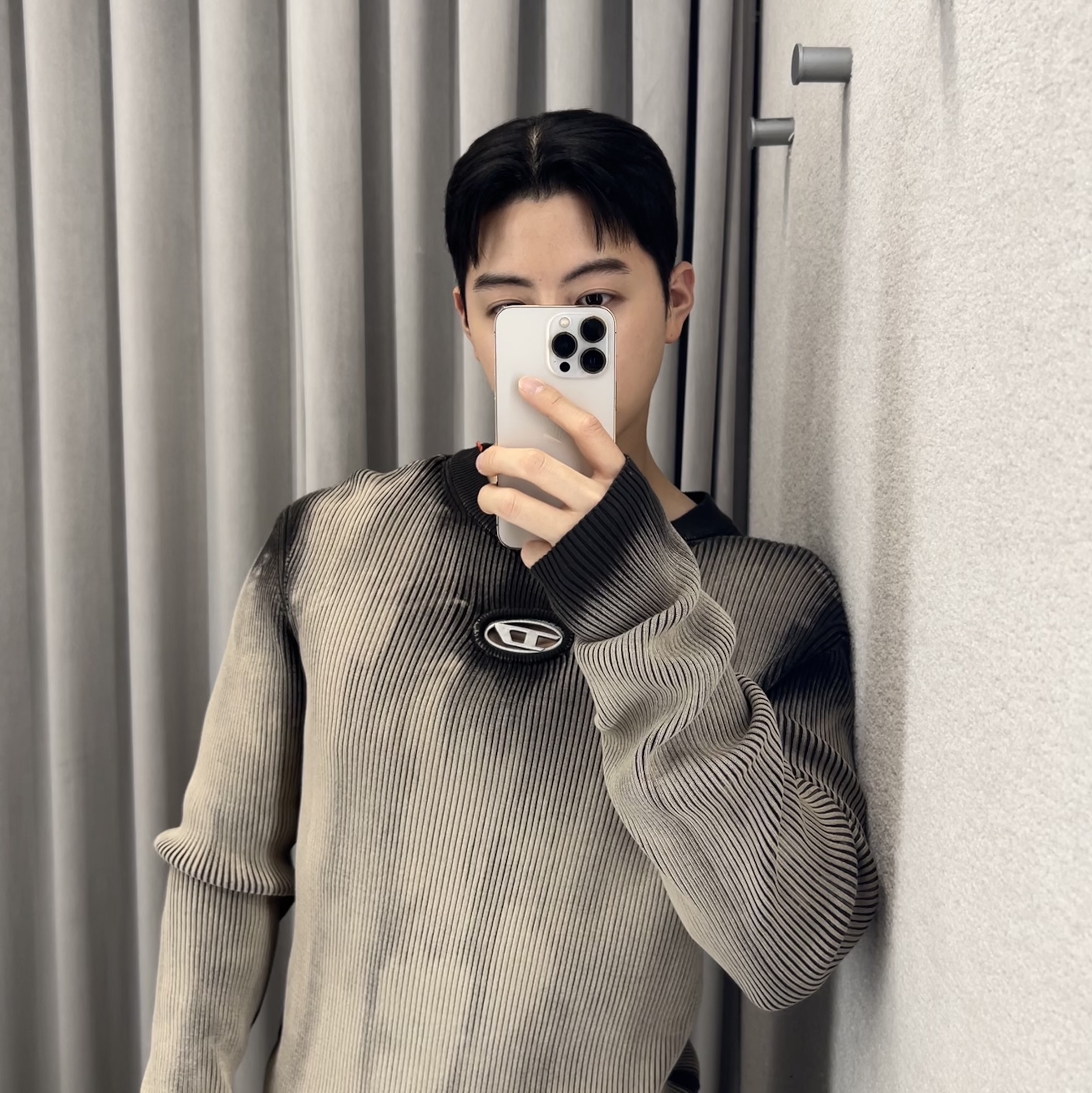 Diesel K-Darin Treated Jumper With Metal Logo Insert Beige 착용 스타일