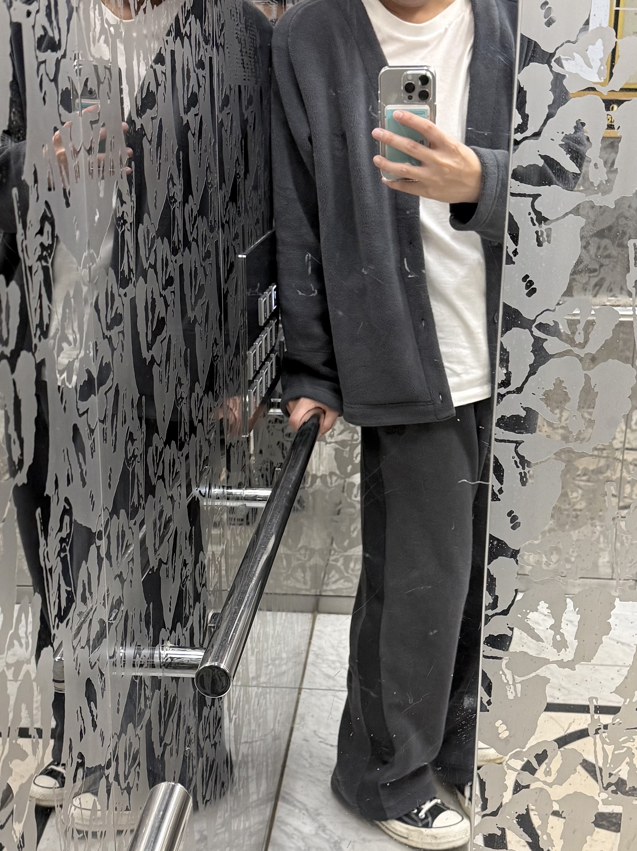 Uniqlo x Needles Fleece Oversized Cardigan Dark Gray - KR, Uniqlo x Needles Fleece Wide Pants Dark Gray - KR 착용 스타일