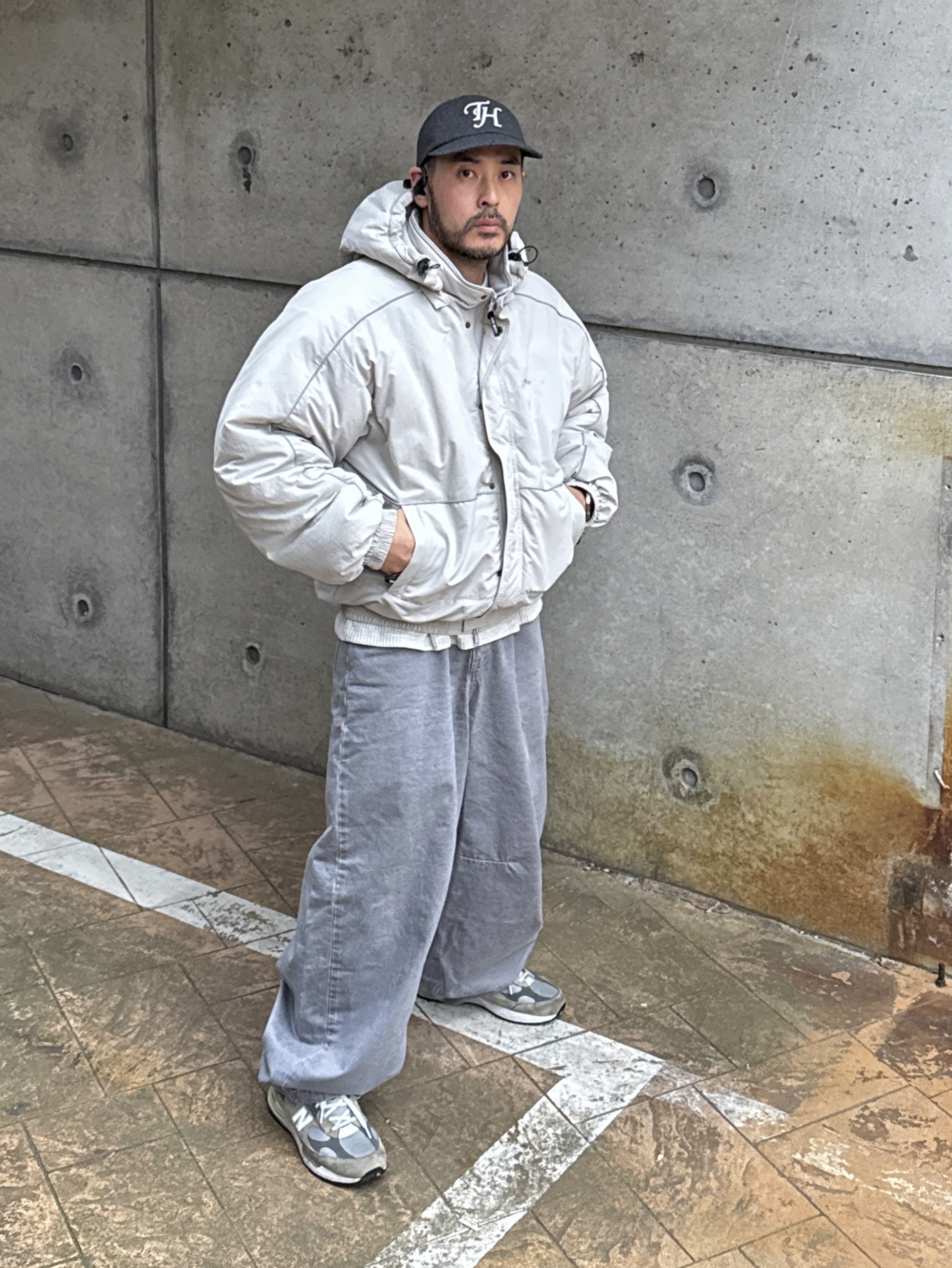 New Balance 992 Made in USA Core Grey Silver Metallic 착용 스타일 - 4