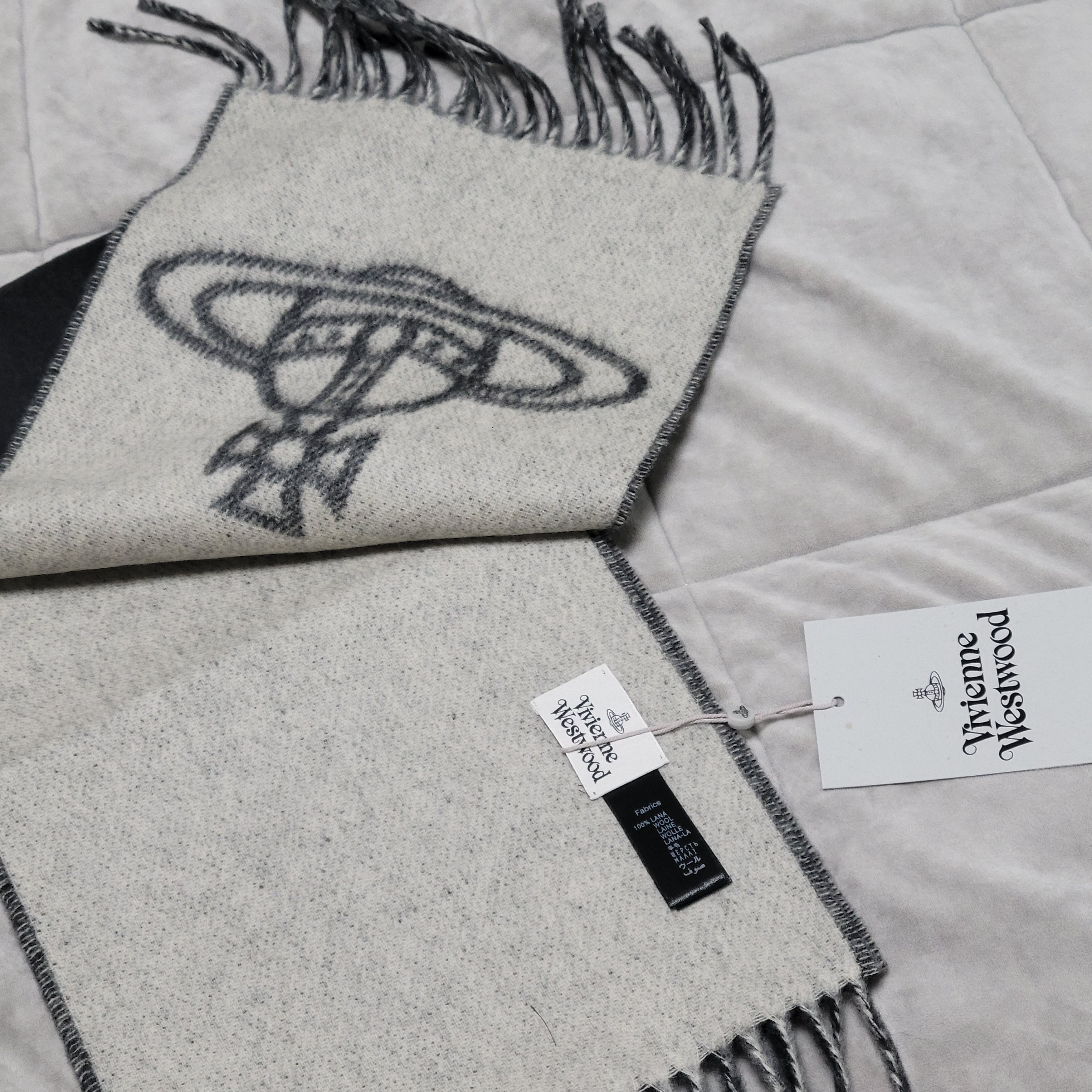 (W) Vivienne Westwood Double Logo Muffler Black 착용 스타일 - 2