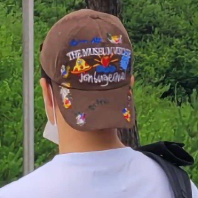 The Museum Visitor x Jon Burgerman Hand Painted Pizza & Poch Corduroy Ball Cap Brown 착용 스타일