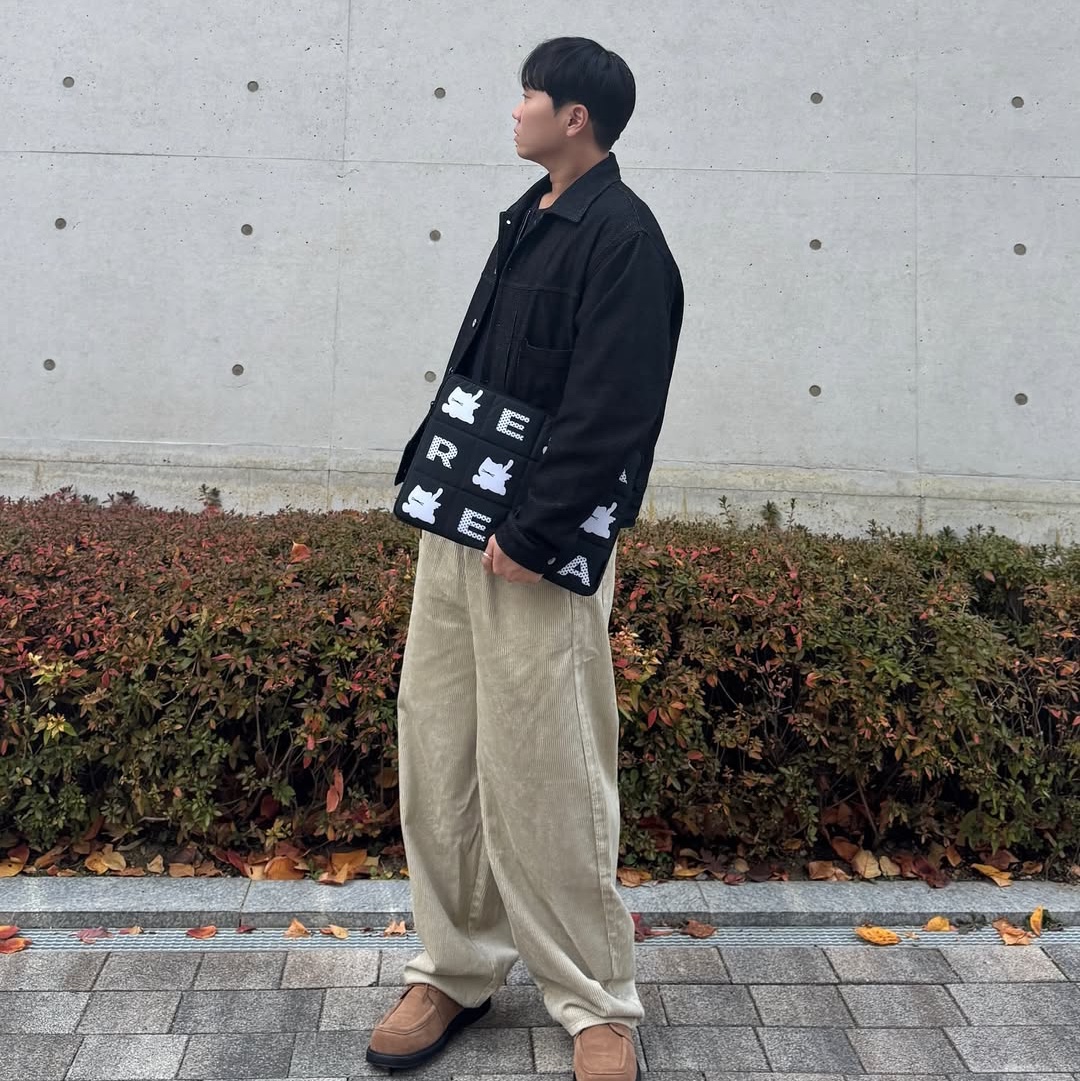 earpearp Letter Pattern Black Laptop Pouch 15 Inch, earpearp Letter Pattern Black iPad Pouch 13 Inch 착용 스타일