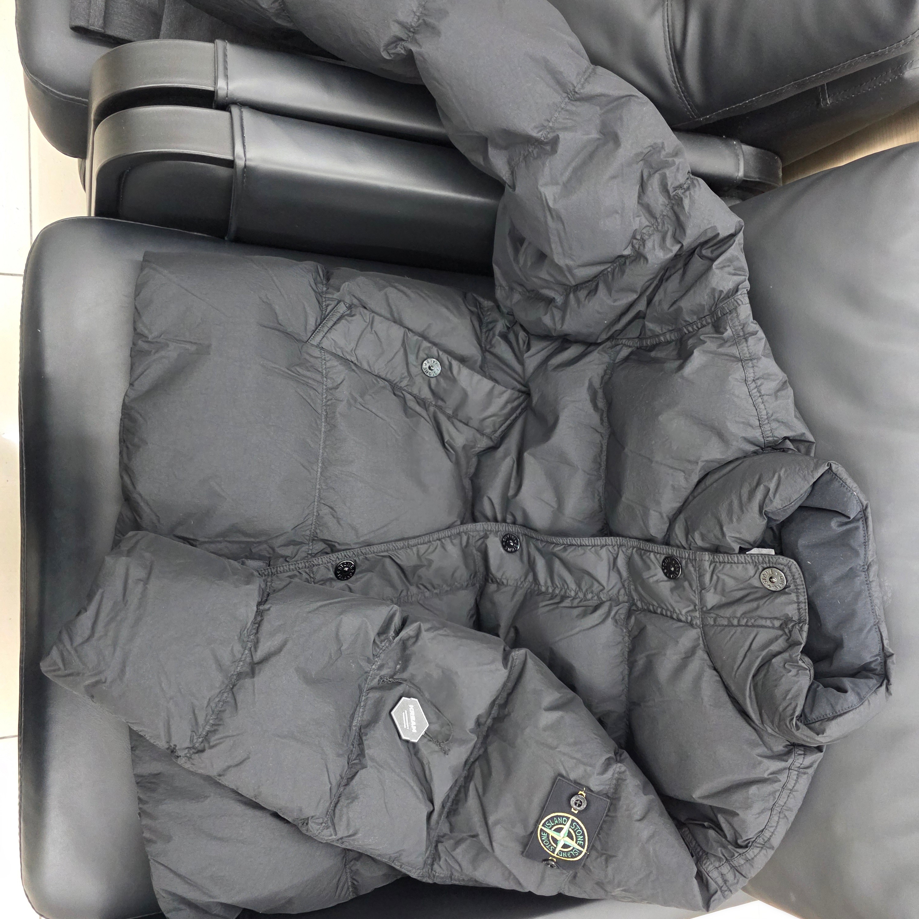 Stone Island 4100010 Crinkle Reps NY Recycled Nylon Down Jacket with Wind Resistant Black - 25FW 착용 스타일 - 2