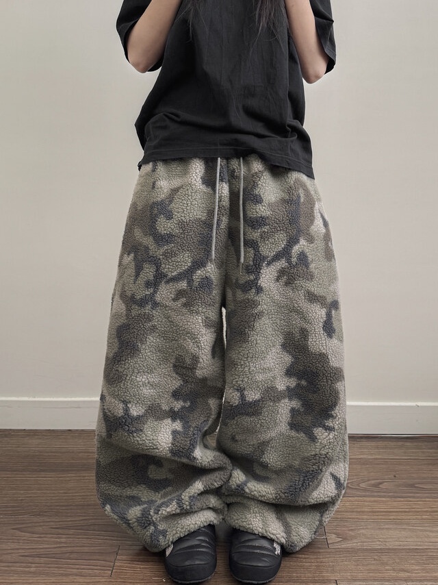 The North Face Nuptse Mule Black 착용 스타일 - 4