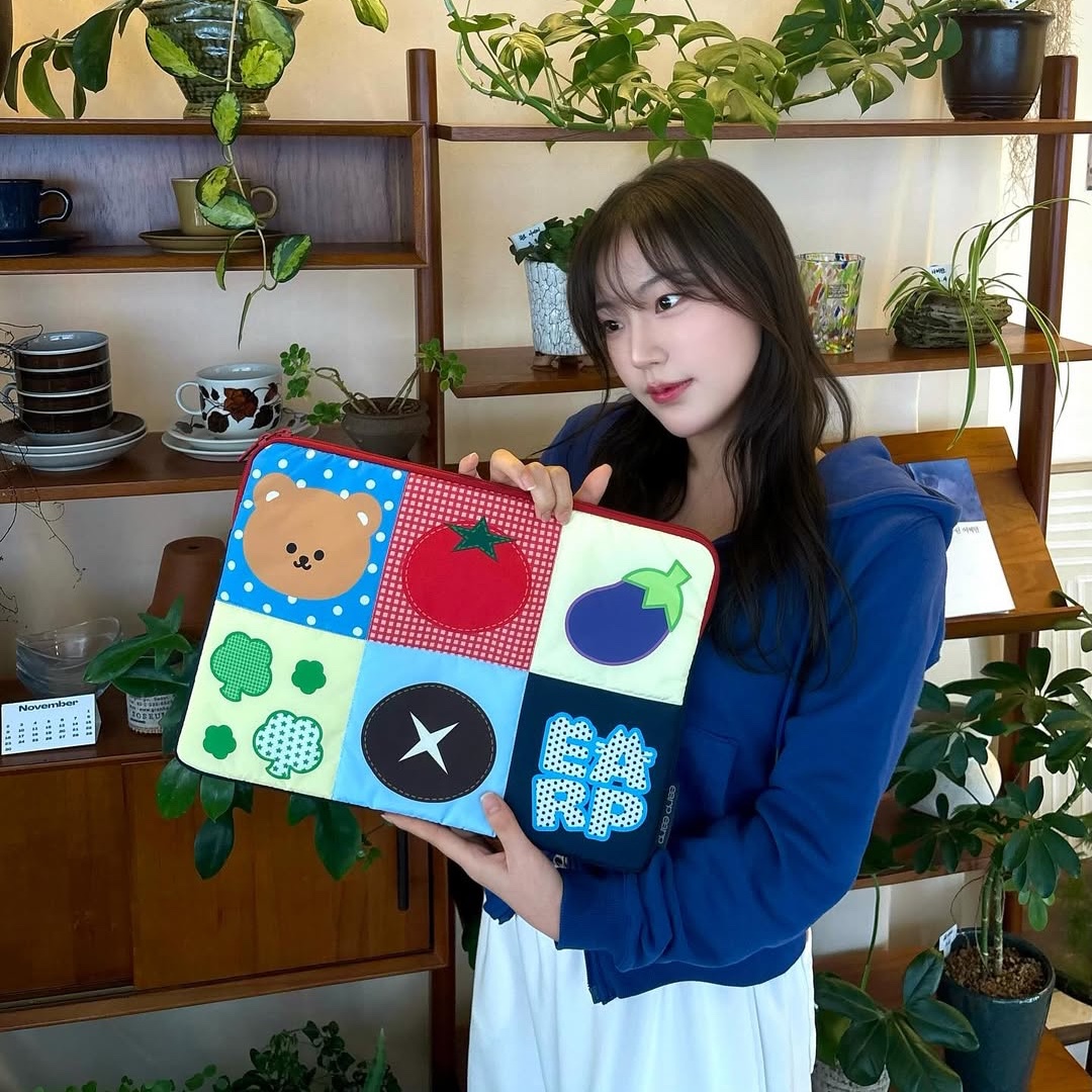 earpearp Veggie Color Block Laptop Pouch 15 Inch, earpearp Veggie Color Block iPad Pouch 13 Inch 착용 스타일