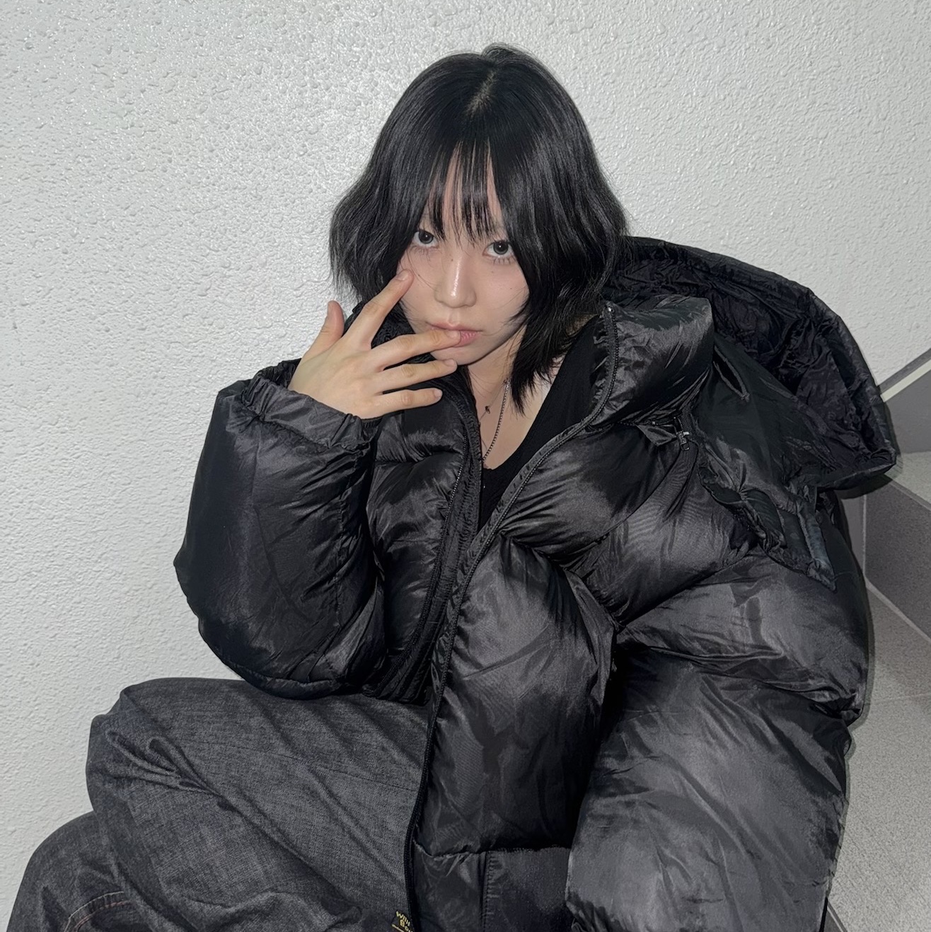 Suade Short Puffer Jacket Black 착용 스타일 - 2