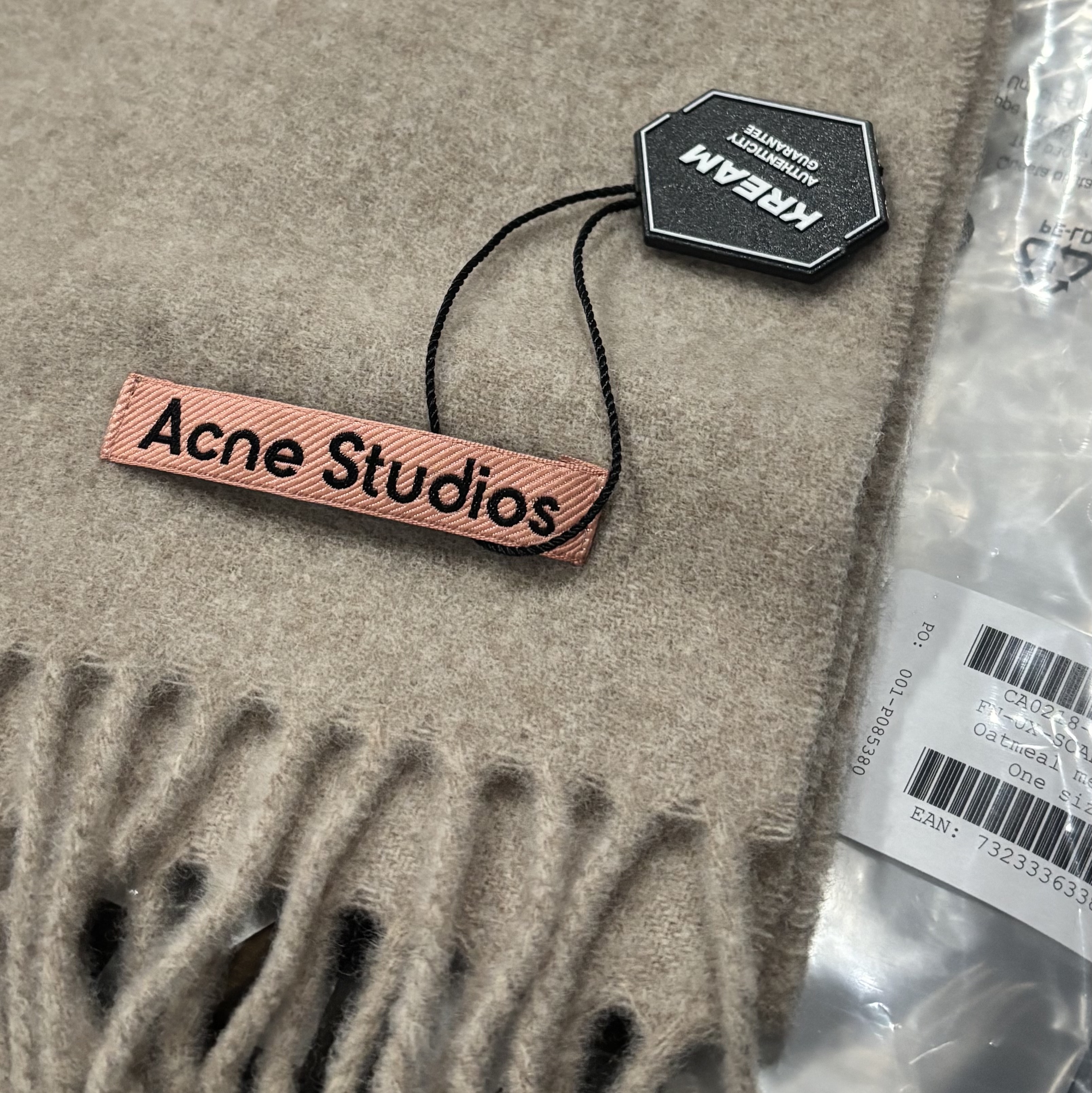 Acne Studios Wool Fringe Muffler Oatmeal Melange 착용 스타일