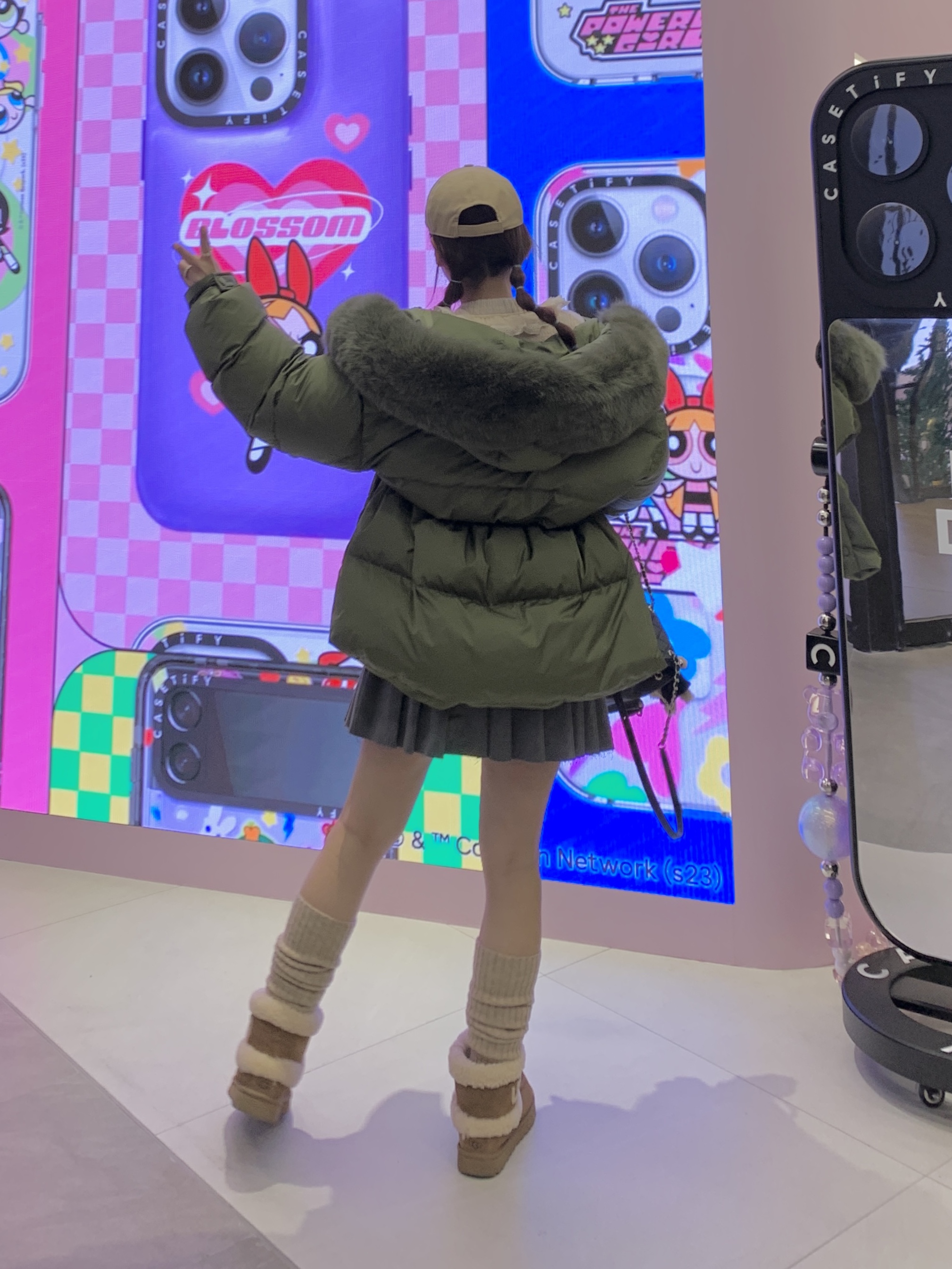 (W) UGG Ultra Mini UGG Fluff Chestnut 착용 스타일 - 2