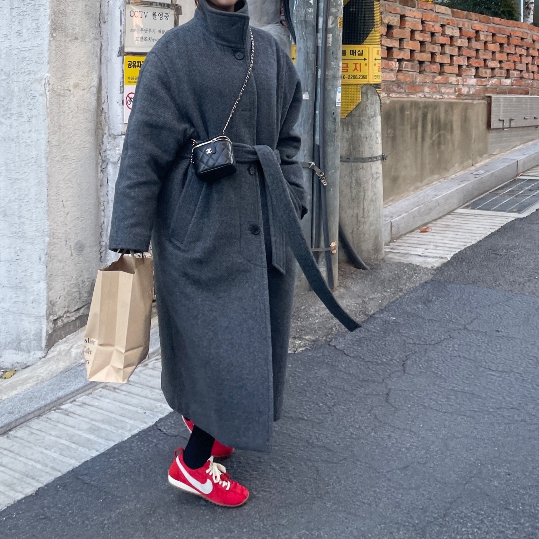 Nike x Jacquemus Moon Shoe SP University Red and Bicycle Yellow, Chanel Small Classic Vanity with Chain Grained Calfskin & Gold Black (Inside Mirror) 착용 스타일 - 2