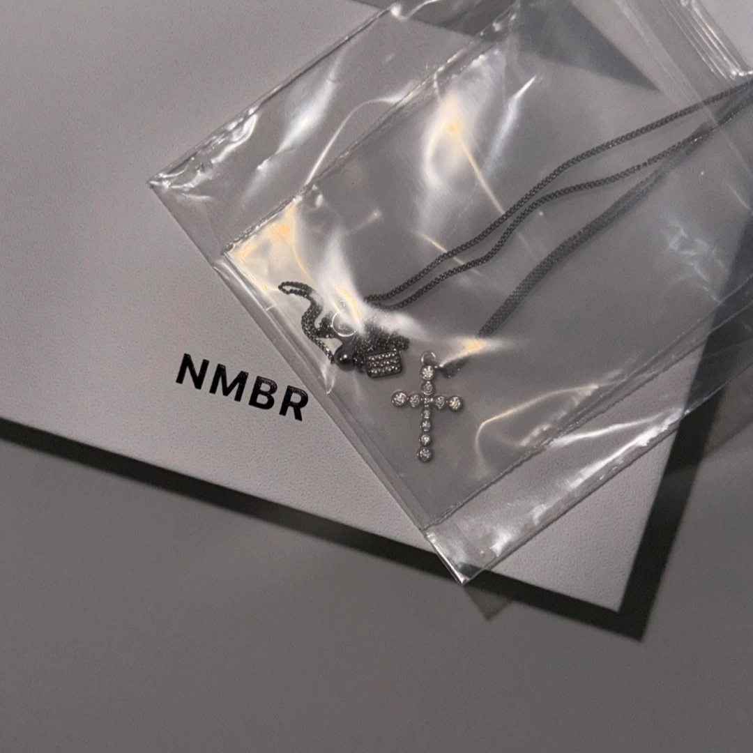 NUMBERING #3729 Round Brilliant Gradient Cross Necklace White 착용 스타일