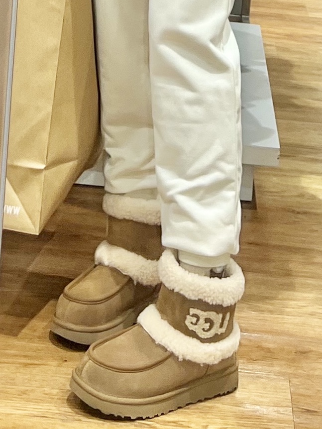 (W) UGG Ultra Mini UGG Fluff Chestnut 착용 스타일 - 4