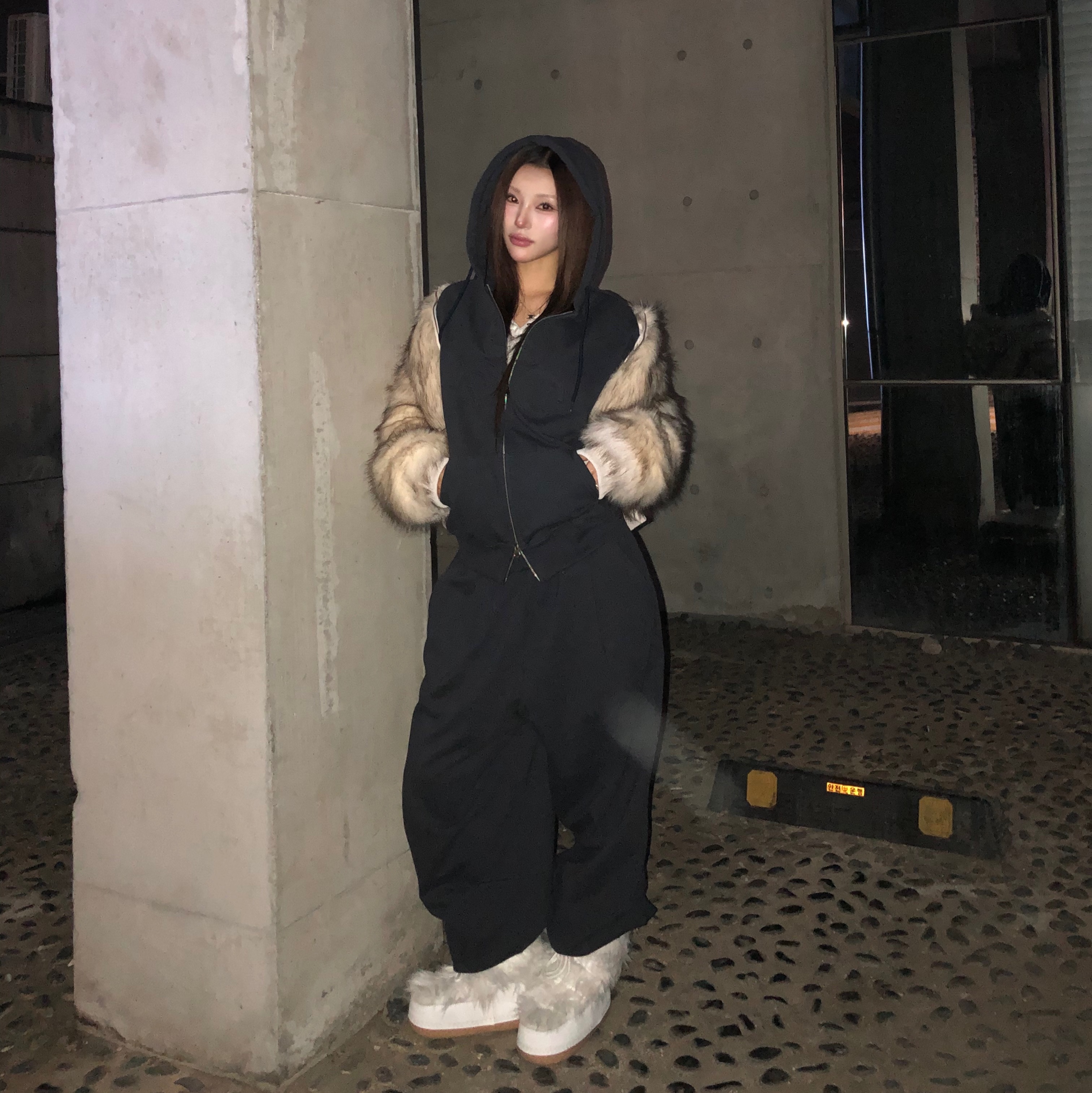 DAUSPICE Symbol Hoodie Zip-Up Vintage Black, DAUSPICE Symbol Sweat Pants Vintage Black 착용 스타일