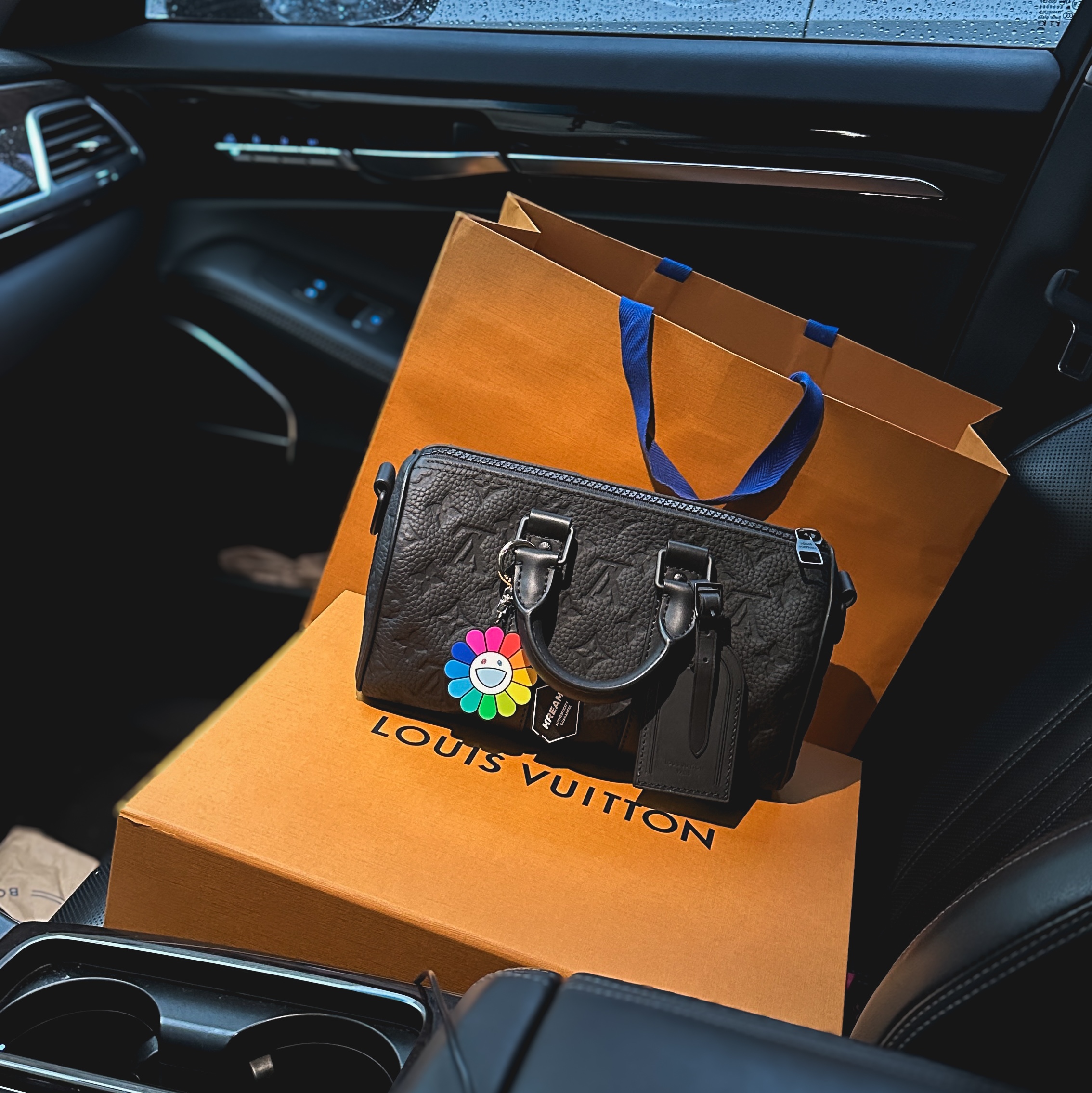 Kaikai Kiki Flower Rubber Keyring Rainbow White, Louis Vuitton Keepall Bandouliere 25 Taurillon Monogram Black 착용 스타일 - 2