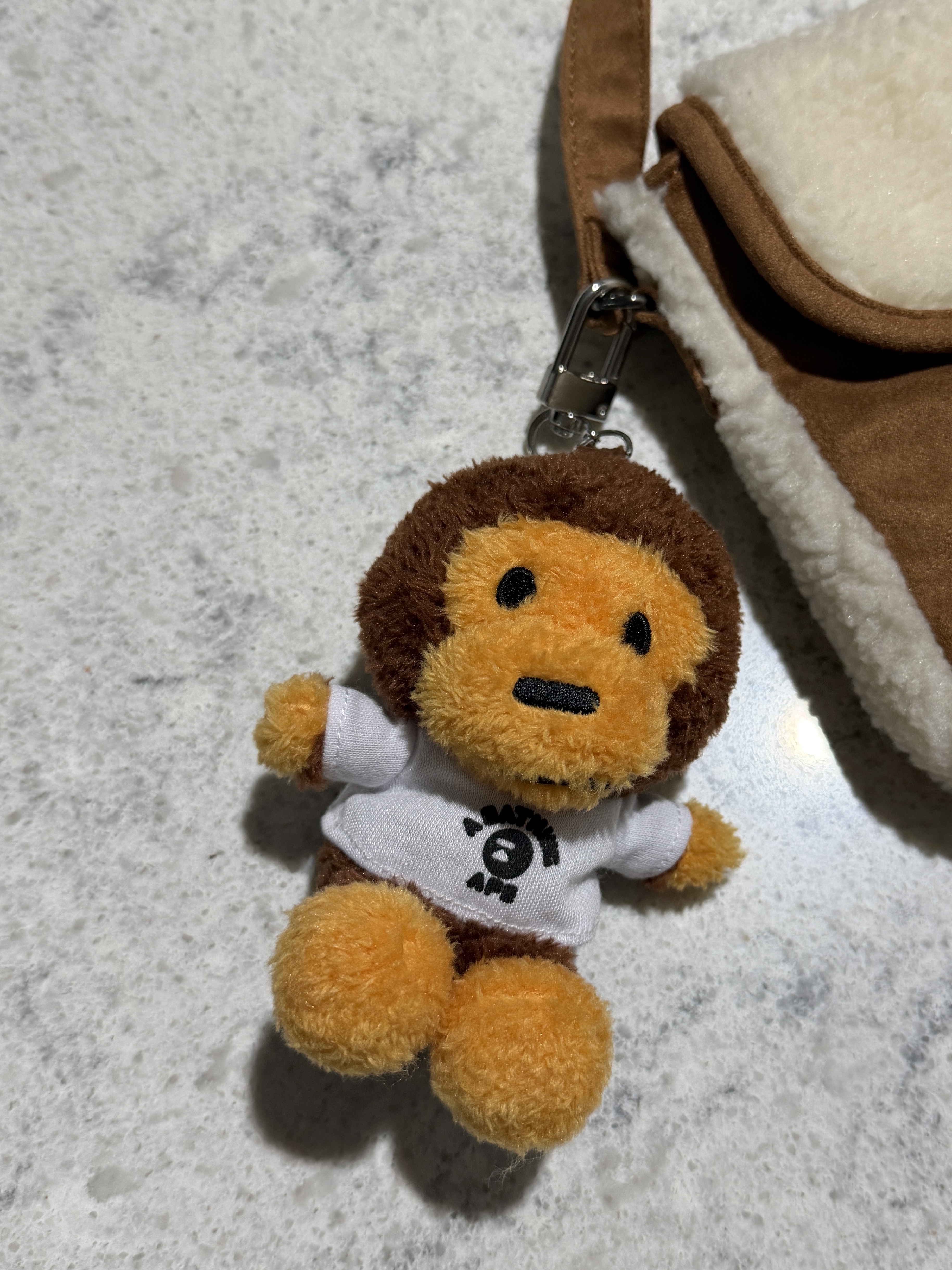 BAPE Baby Milo College T-Shirt Plush Doll Key Chain Brown 착용 스타일 - 3