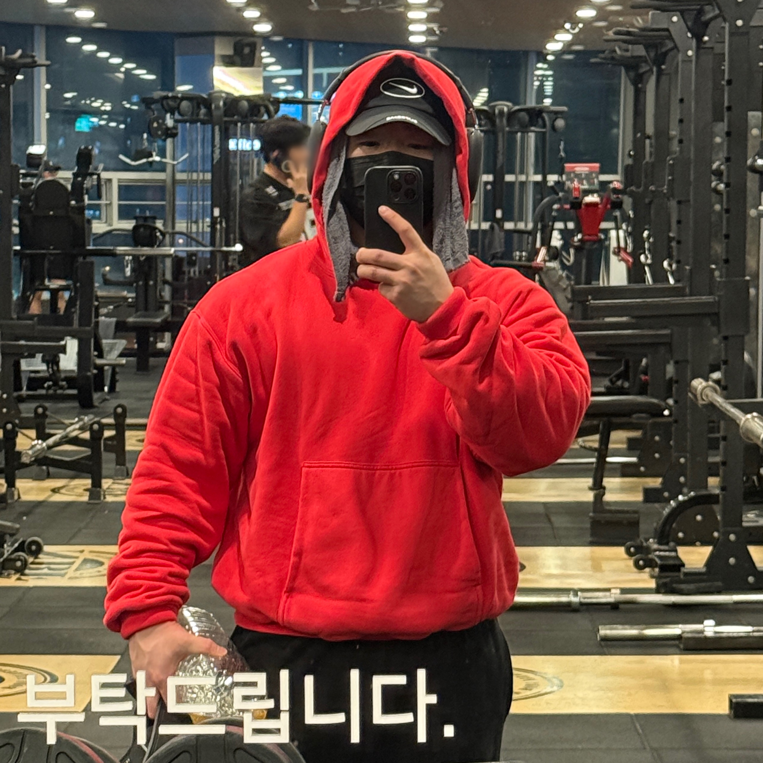 Supreme x Nike Running Hat Black - 25SS, Yeezy Gap Hoodie Red 착용 스타일