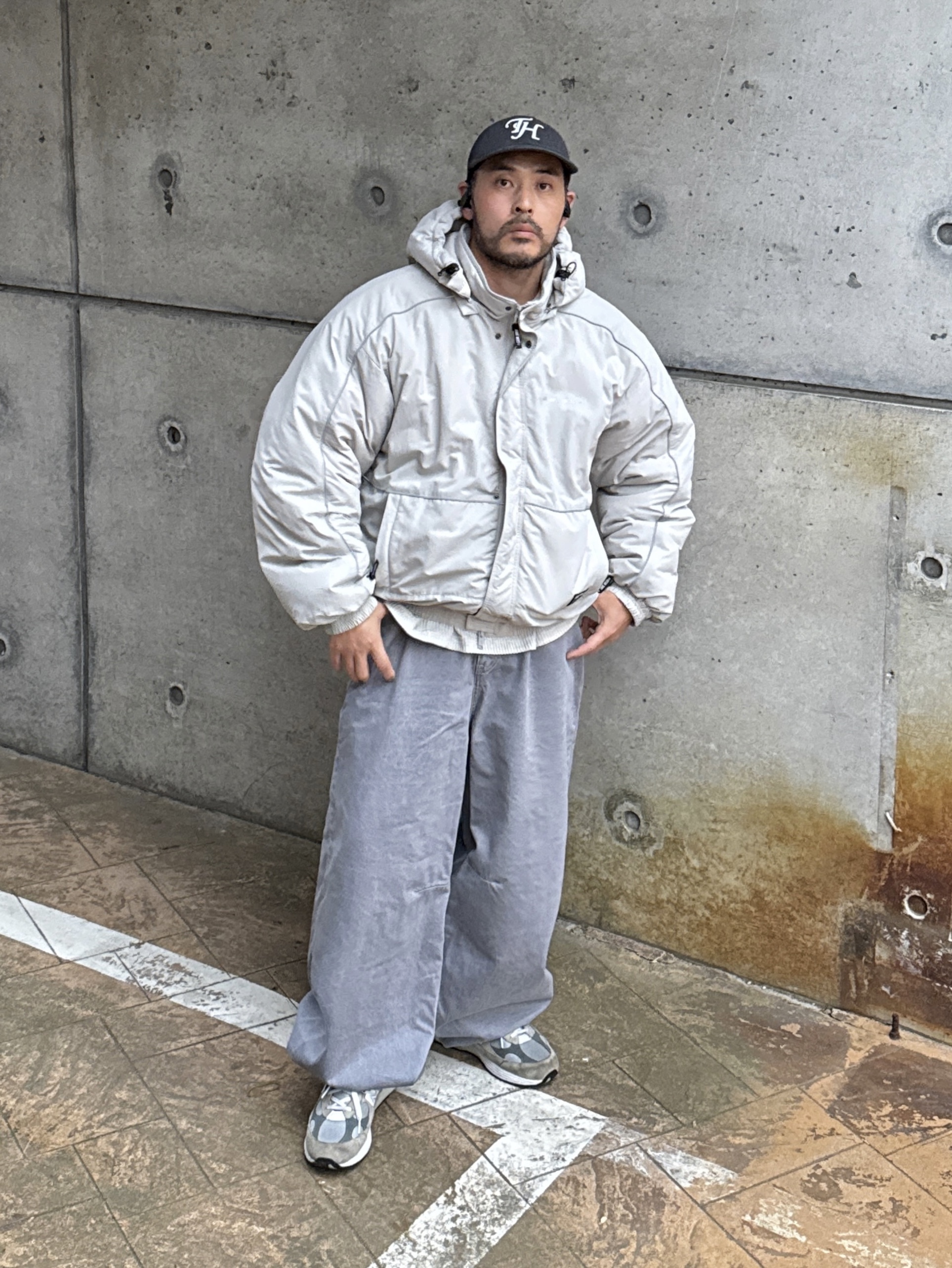 New Balance 992 Made in USA Core Grey Silver Metallic 착용 스타일 - 2