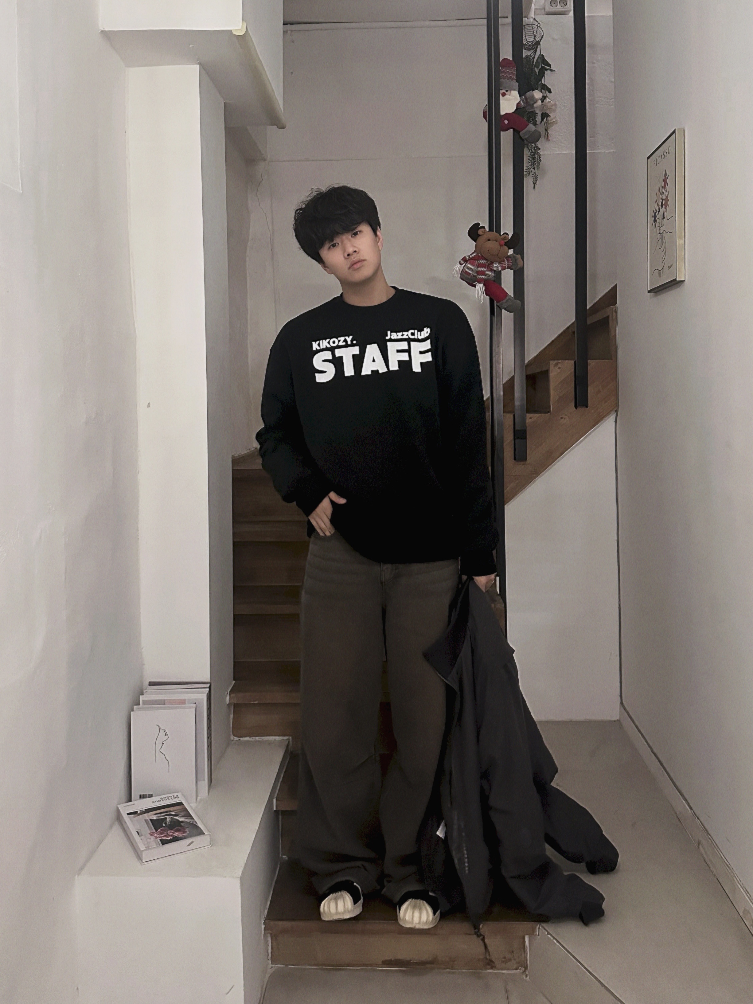 [KREAM 단독] Kikozy Staff Sweatshirt Black, ETCE Base Carpenter Denim Pants Brown 착용 스타일 - 5