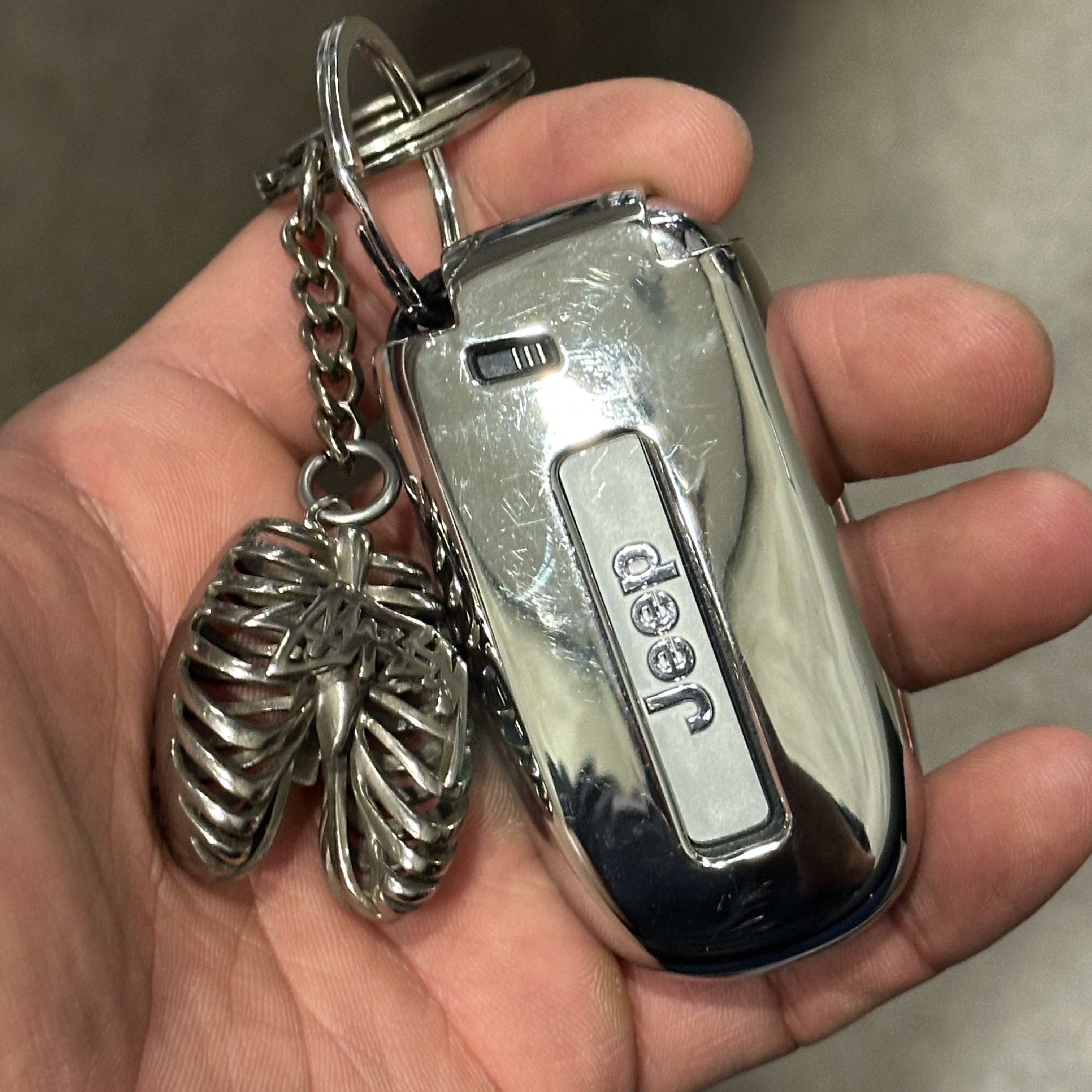 Stussy Ribcage Keychain Silver 착용 스타일