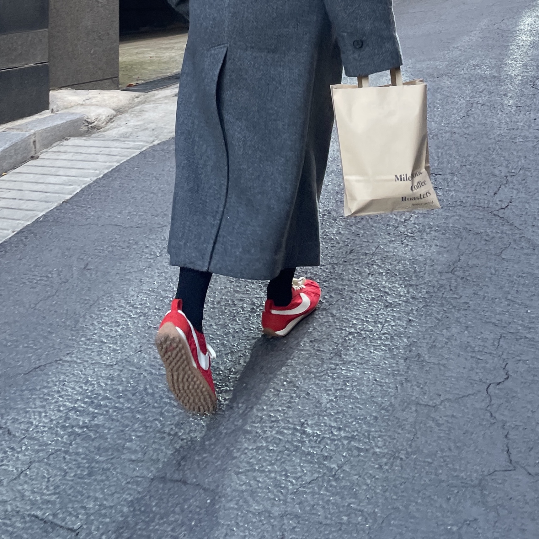 Nike x Jacquemus Moon Shoe SP University Red and Bicycle Yellow, Chanel Small Classic Vanity with Chain Grained Calfskin & Gold Black (Inside Mirror) 착용 스타일 - 1