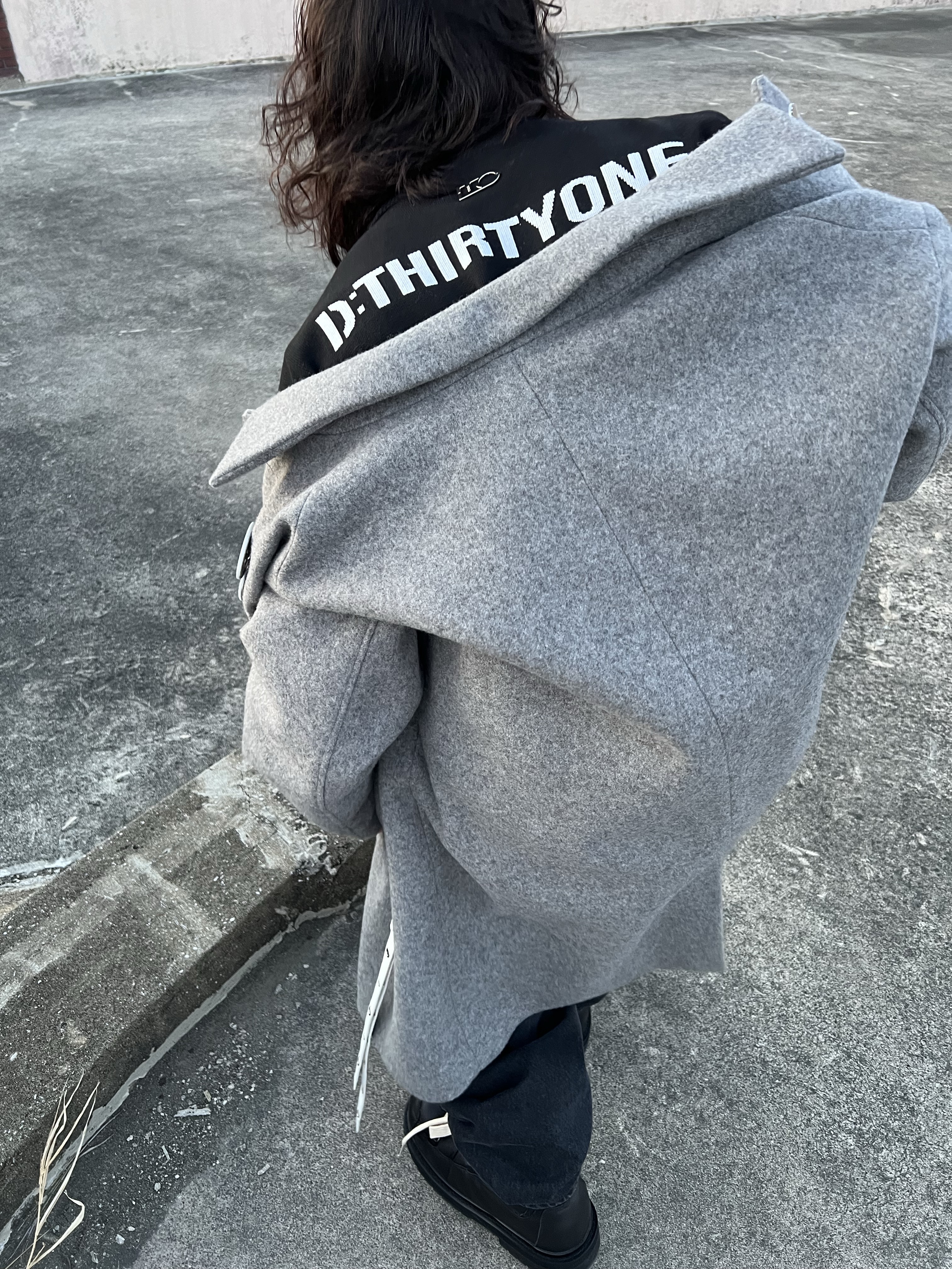 Farfromwhat Far Pin Button & Safety Pin 착용 스타일 - 6