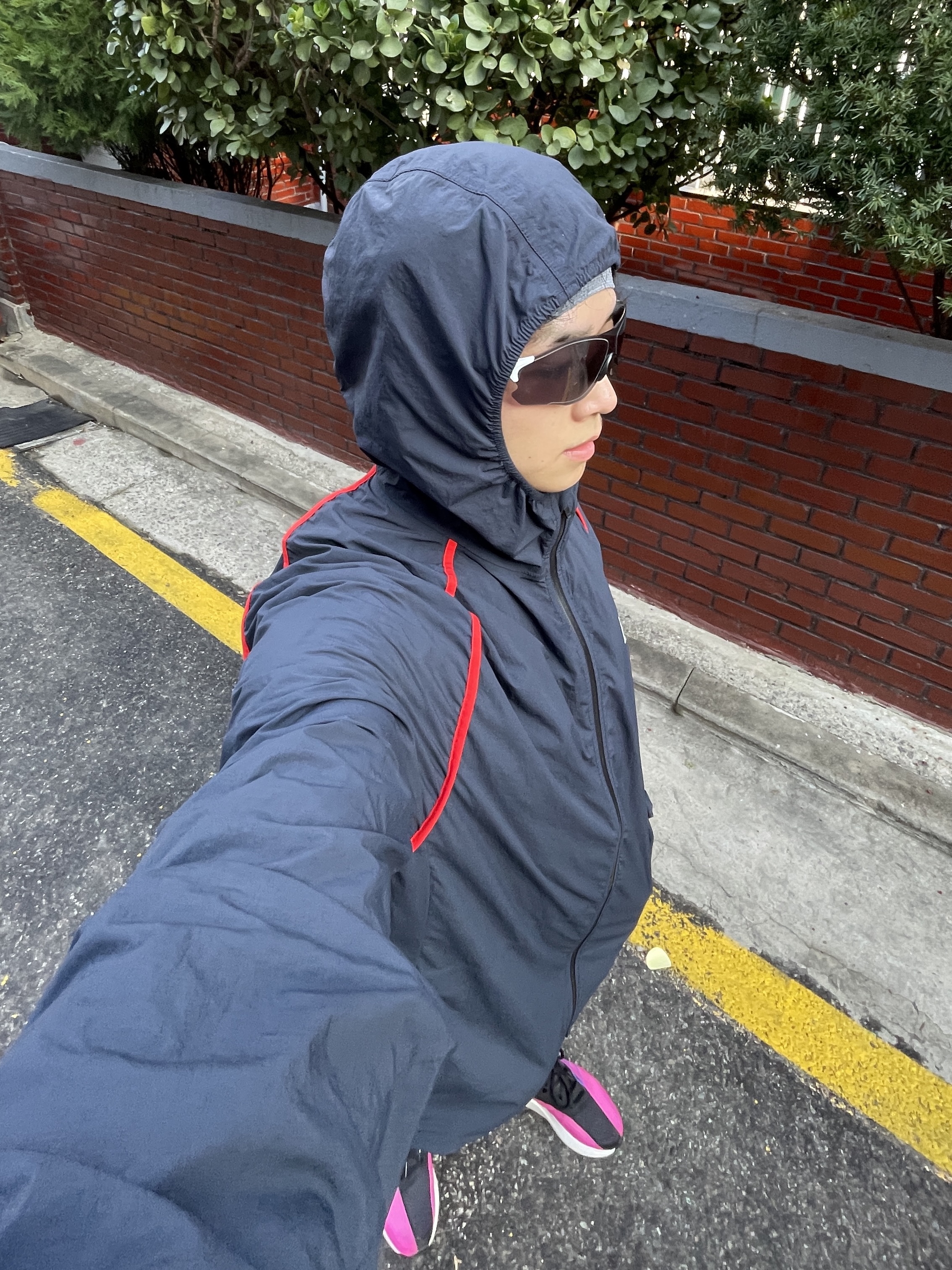 Oakley EVZero Path Matte White Frame Clear To Black Iridium Photochromic Lenses Low Bridge Fit 착용 스타일 - 2